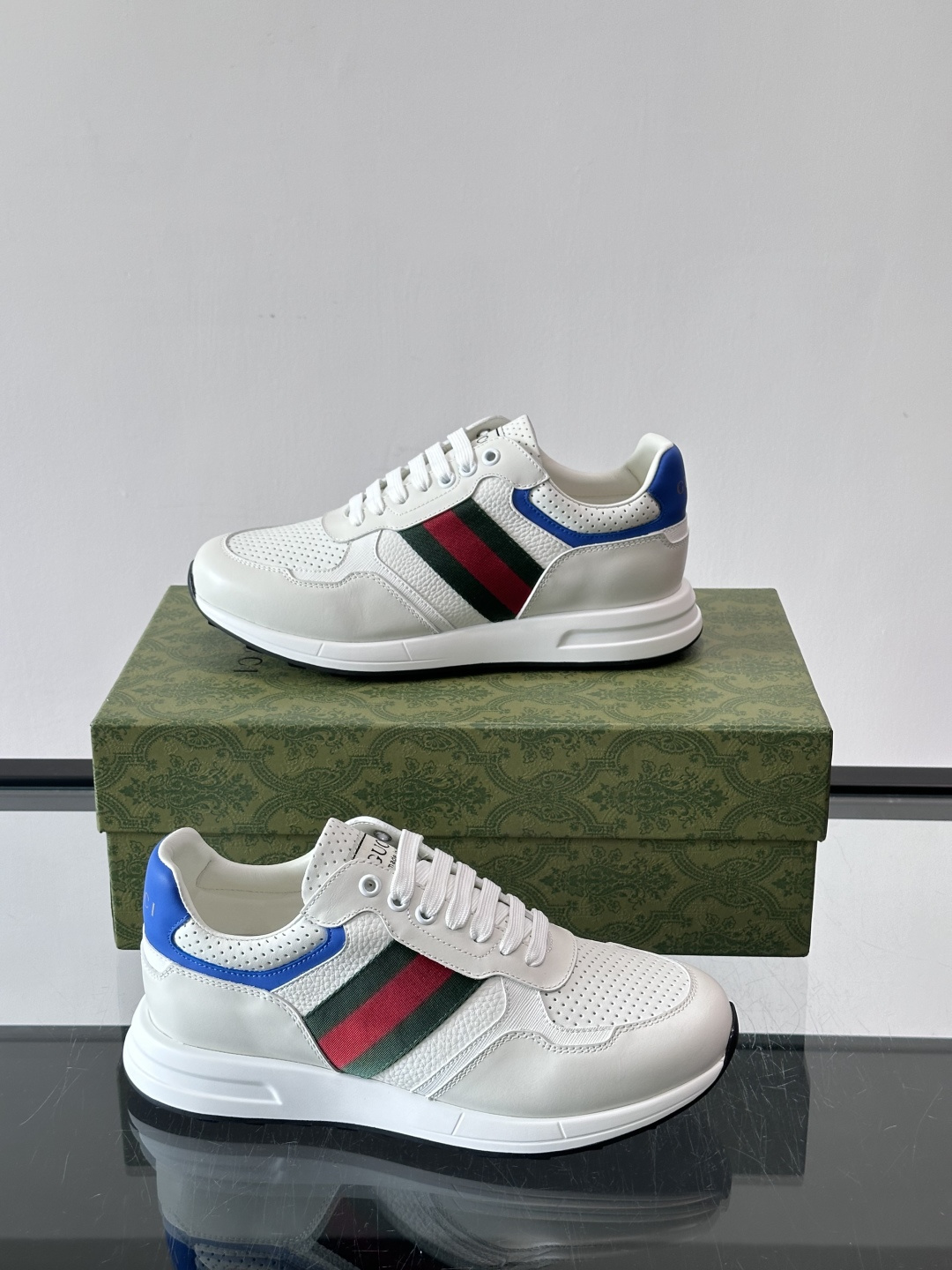Gucci经典的老爹鞋，采用冲孔与皮革拼接设计，鞋身侧面有品牌标志性双G压印，搭配厚底设计，兼具舒适度与