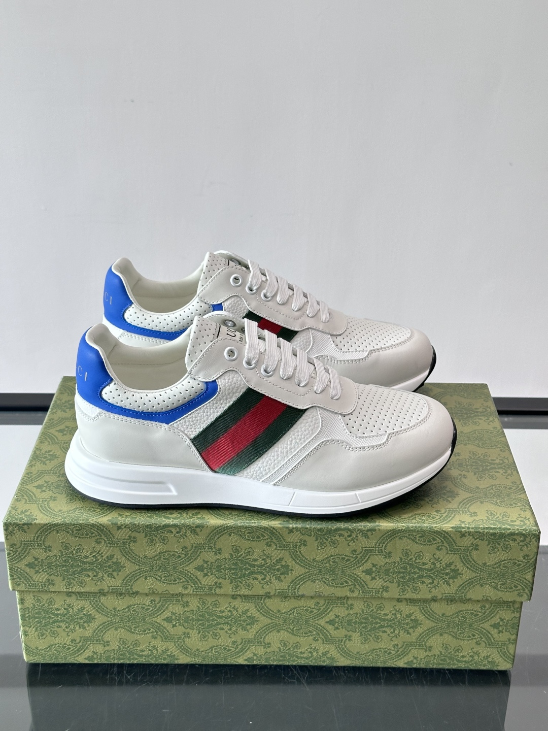 Gucci经典的老爹鞋，采用冲孔与皮革拼接设计，鞋身侧面有品牌标志性双G压印，搭配厚底设计，兼具舒适度与