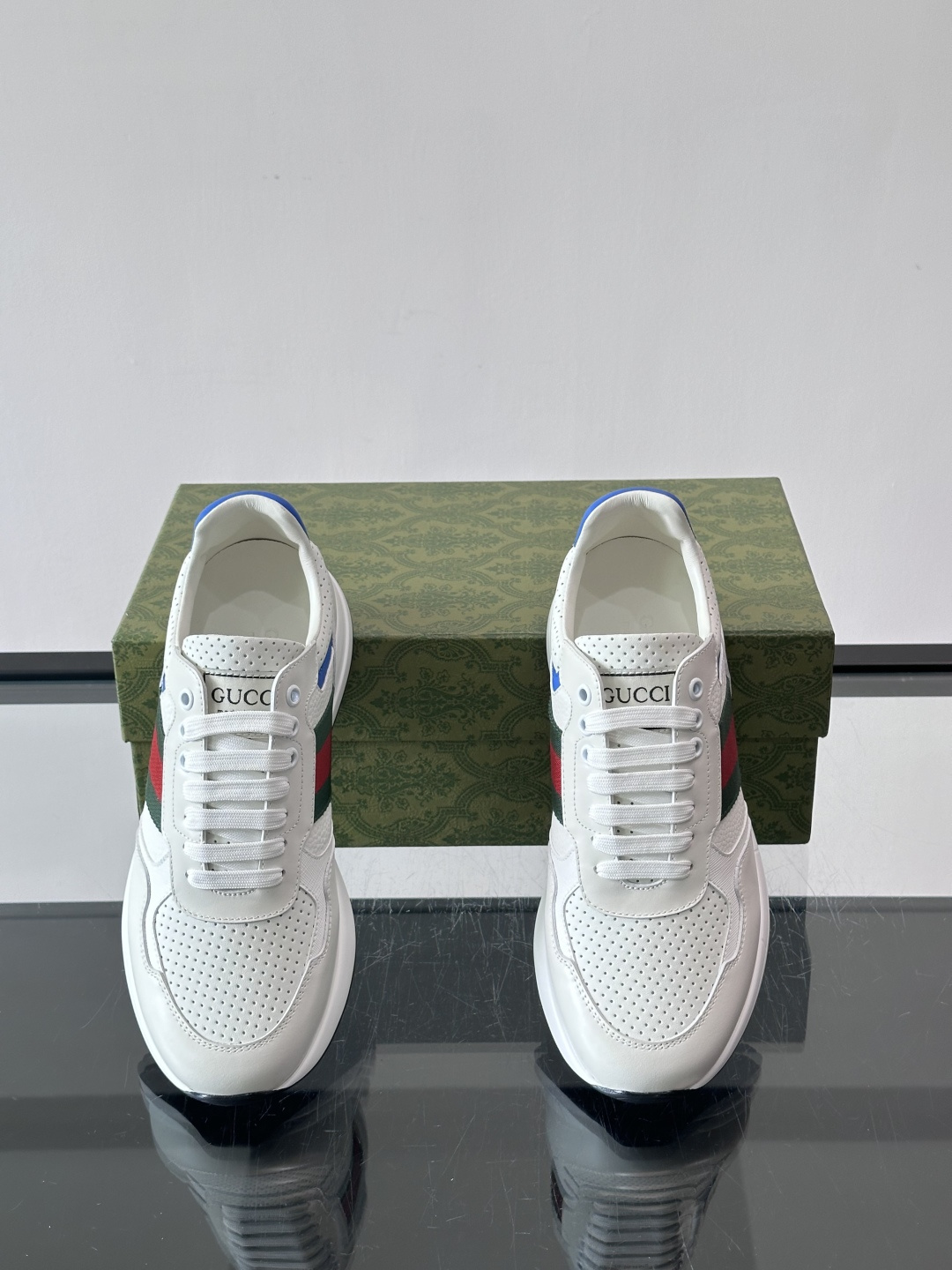 Gucci经典的老爹鞋，采用冲孔与皮革拼接设计，鞋身侧面有品牌标志性双G压印，搭配厚底设计，兼具舒适度与