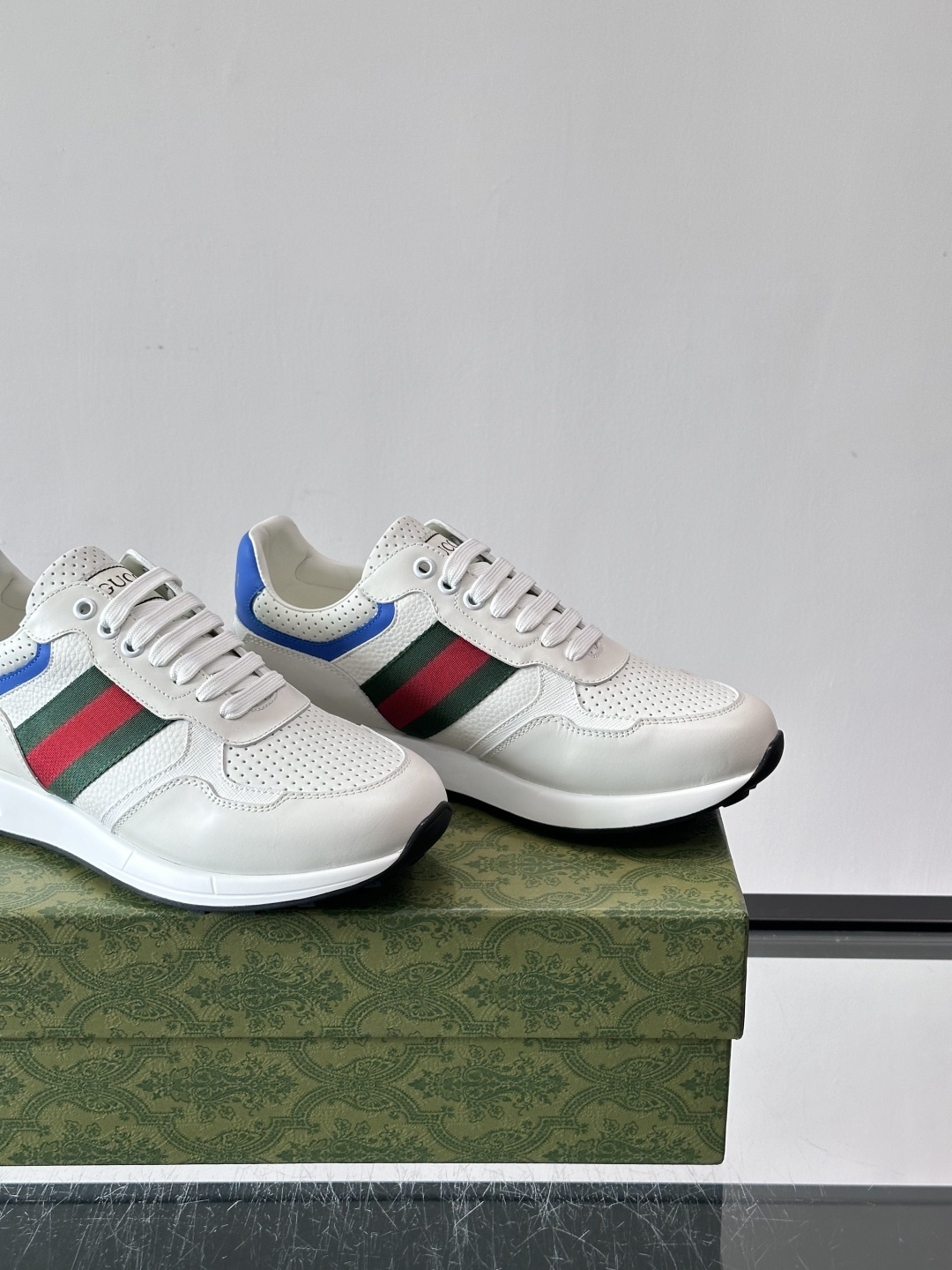 Gucci经典的老爹鞋，采用冲孔与皮革拼接设计，鞋身侧面有品牌标志性双G压印，搭配厚底设计，兼具舒适度与