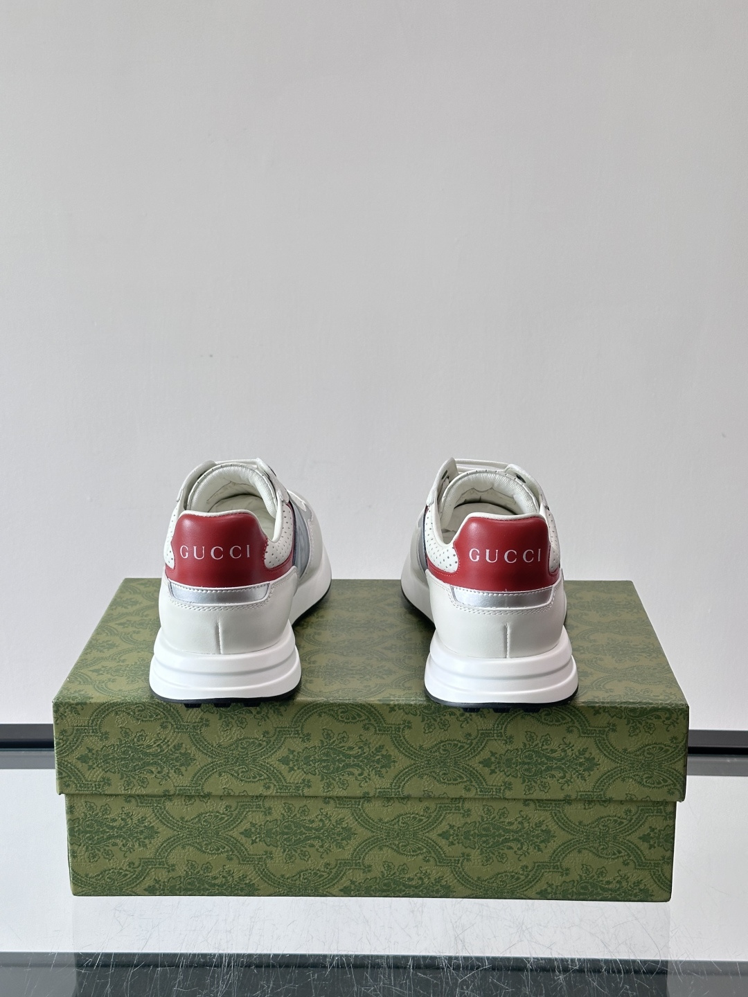Gucci经典的老爹鞋，采用冲孔与皮革拼接设计，鞋身侧面有品牌标志性双G压印，搭配厚底设计，兼具舒适度与