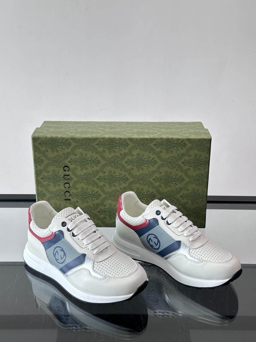 Gucci经典的老爹鞋，采用冲孔与皮革拼接设计，鞋身侧面有品牌标志性双G压印，搭配厚底设计，兼具舒适度与