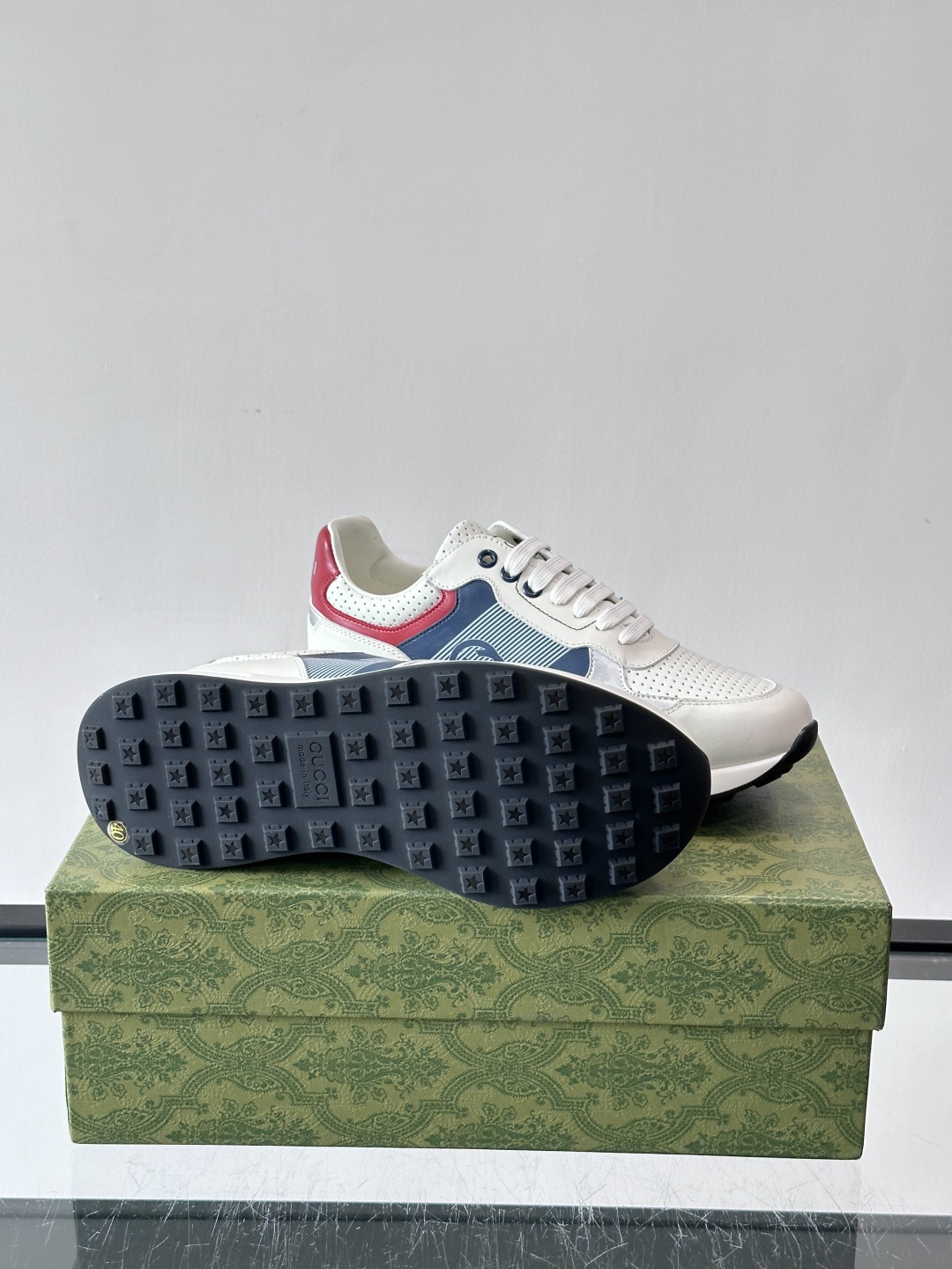 Gucci经典的老爹鞋，采用冲孔与皮革拼接设计，鞋身侧面有品牌标志性双G压印，搭配厚底设计，兼具舒适度与