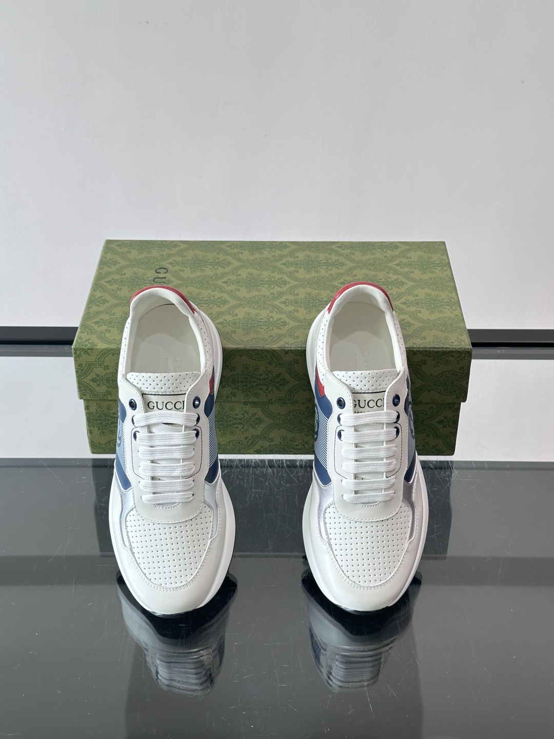 Gucci经典的老爹鞋，采用冲孔与皮革拼接设计，鞋身侧面有品牌标志性双G压印，搭配厚底设计，兼具舒适度与