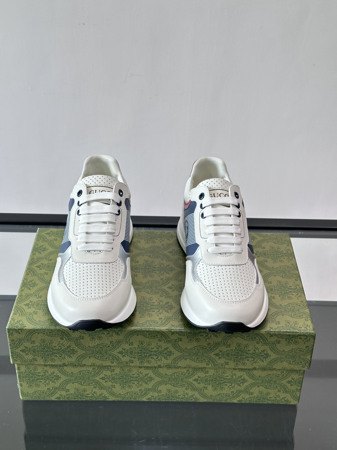 Gucci经典的老爹鞋，采用冲孔与皮革拼接设计，鞋身侧面有品牌标志性双G压印，搭配厚底设计，兼具舒适度与