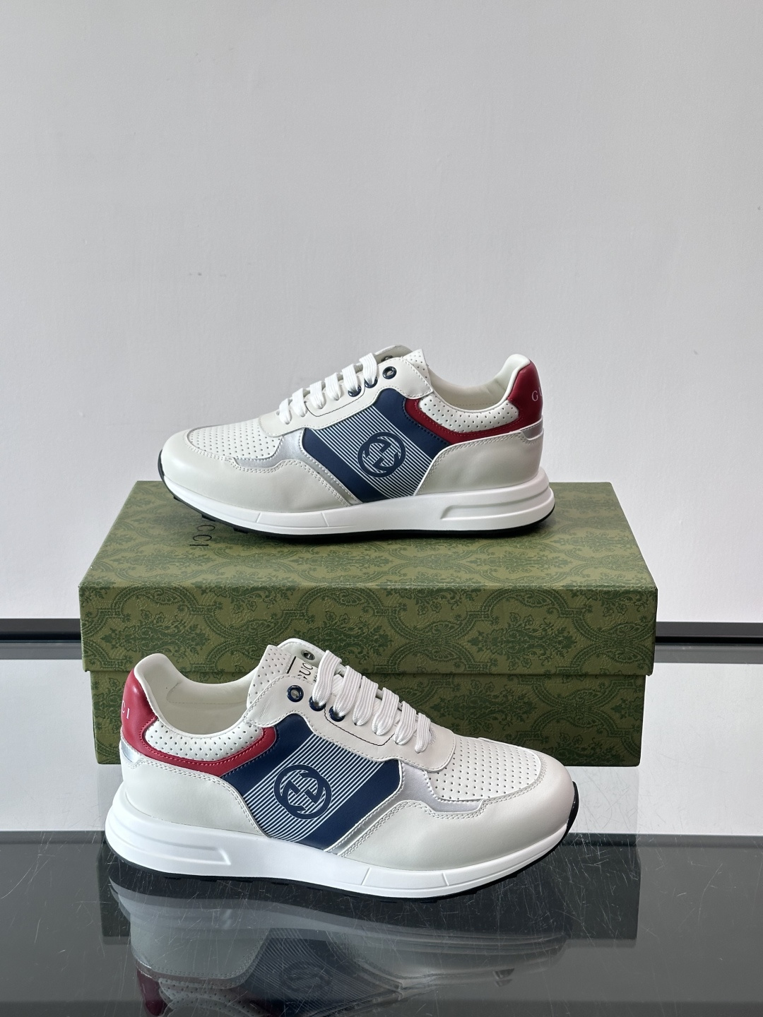 Gucci经典的老爹鞋，采用冲孔与皮革拼接设计，鞋身侧面有品牌标志性双G压印，搭配厚底设计，兼具舒适度与