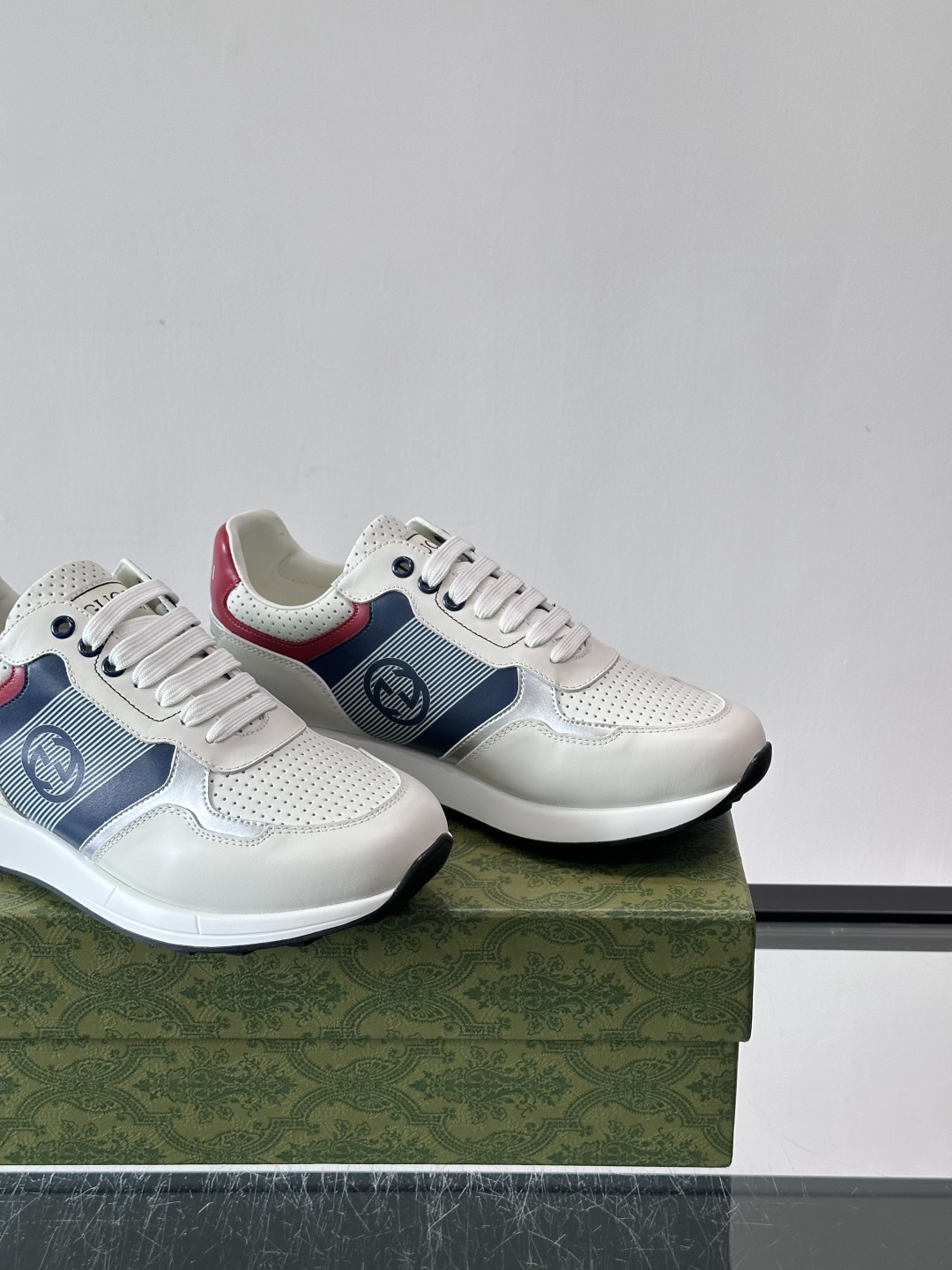 Gucci经典的老爹鞋，采用冲孔与皮革拼接设计，鞋身侧面有品牌标志性双G压印，搭配厚底设计，兼具舒适度与