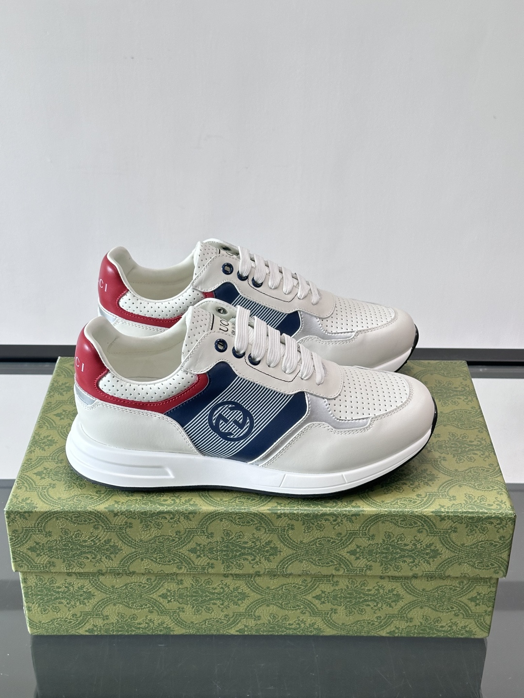 Gucci经典的老爹鞋，采用冲孔与皮革拼接设计，鞋身侧面有品牌标志性双G压印，搭配厚底设计，兼具舒适度与