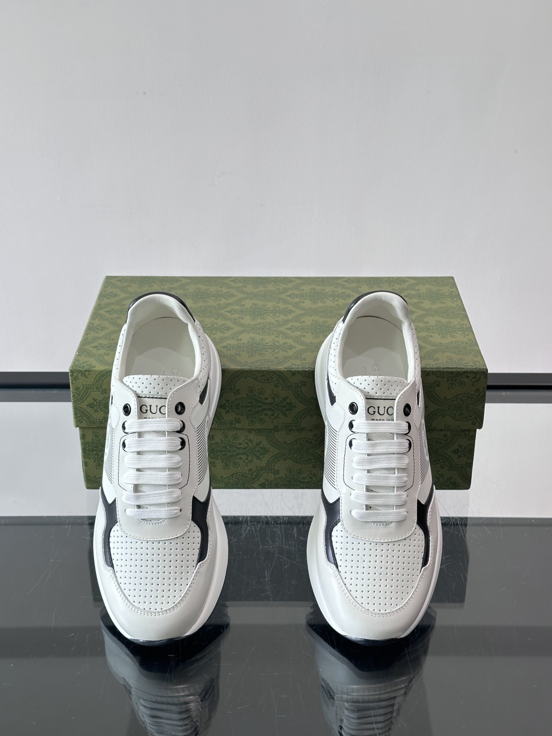 Gucci经典的老爹鞋，采用冲孔与皮革拼接设计，鞋身侧面有品牌标志性双G压印，搭配厚底设计，兼具舒适度与