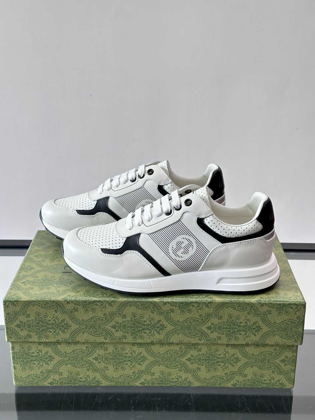 Gucci经典的老爹鞋，采用冲孔与皮革拼接设计，鞋身侧面有品牌标志性双G压印，搭配厚底设计，兼具舒适度与