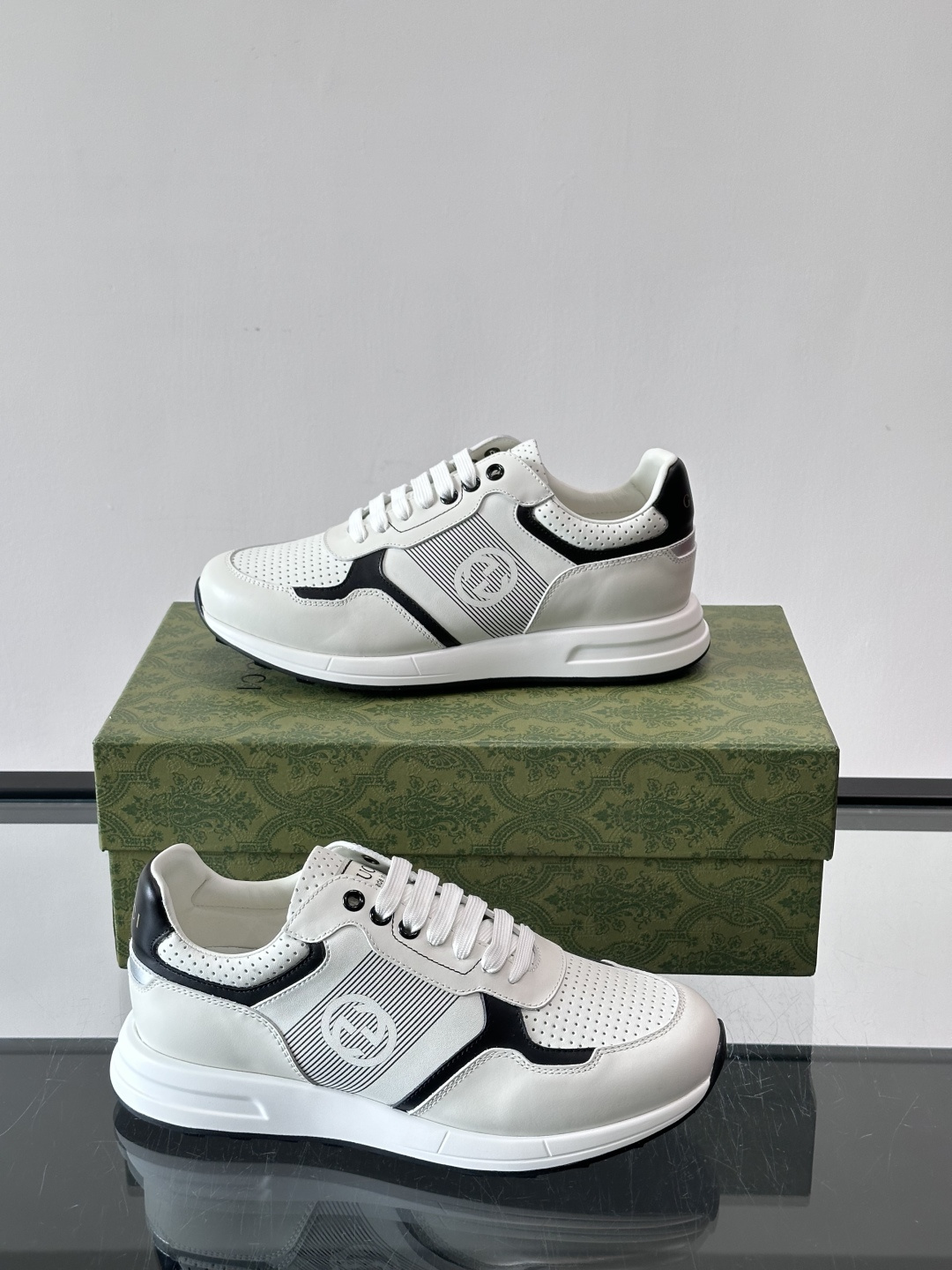 Gucci经典的老爹鞋，采用冲孔与皮革拼接设计，鞋身侧面有品牌标志性双G压印，搭配厚底设计，兼具舒适度与