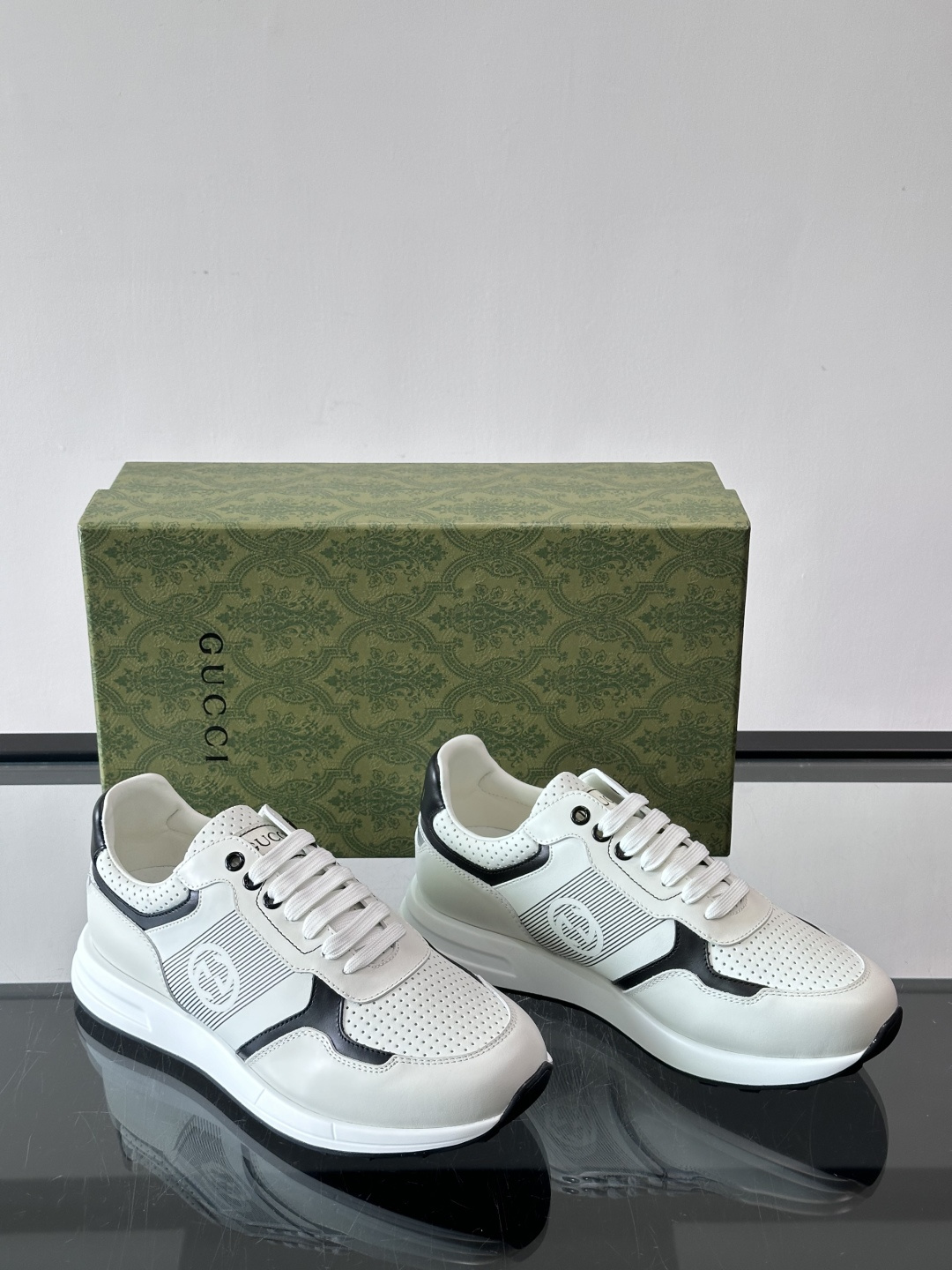 Gucci经典的老爹鞋，采用冲孔与皮革拼接设计，鞋身侧面有品牌标志性双G压印，搭配厚底设计，兼具舒适度与