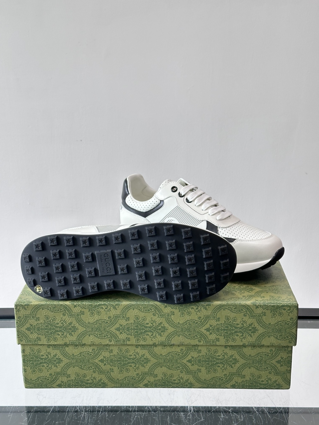 Gucci经典的老爹鞋，采用冲孔与皮革拼接设计，鞋身侧面有品牌标志性双G压印，搭配厚底设计，兼具舒适度与