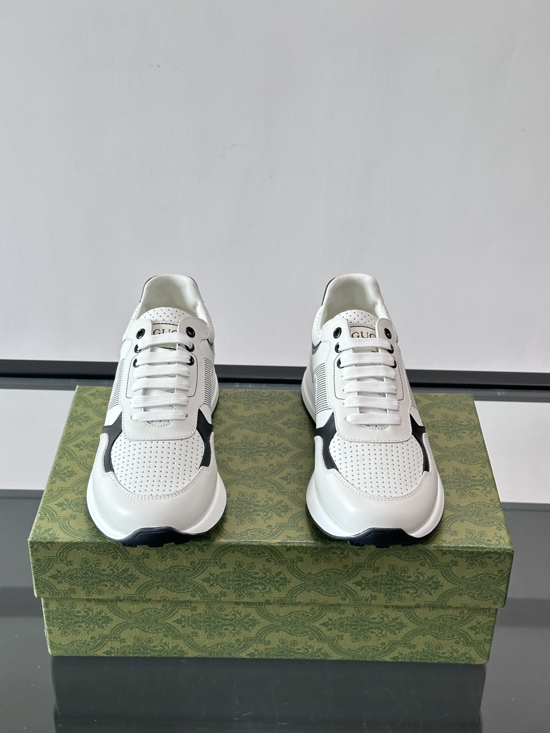 Gucci经典的老爹鞋，采用冲孔与皮革拼接设计，鞋身侧面有品牌标志性双G压印，搭配厚底设计，兼具舒适度与