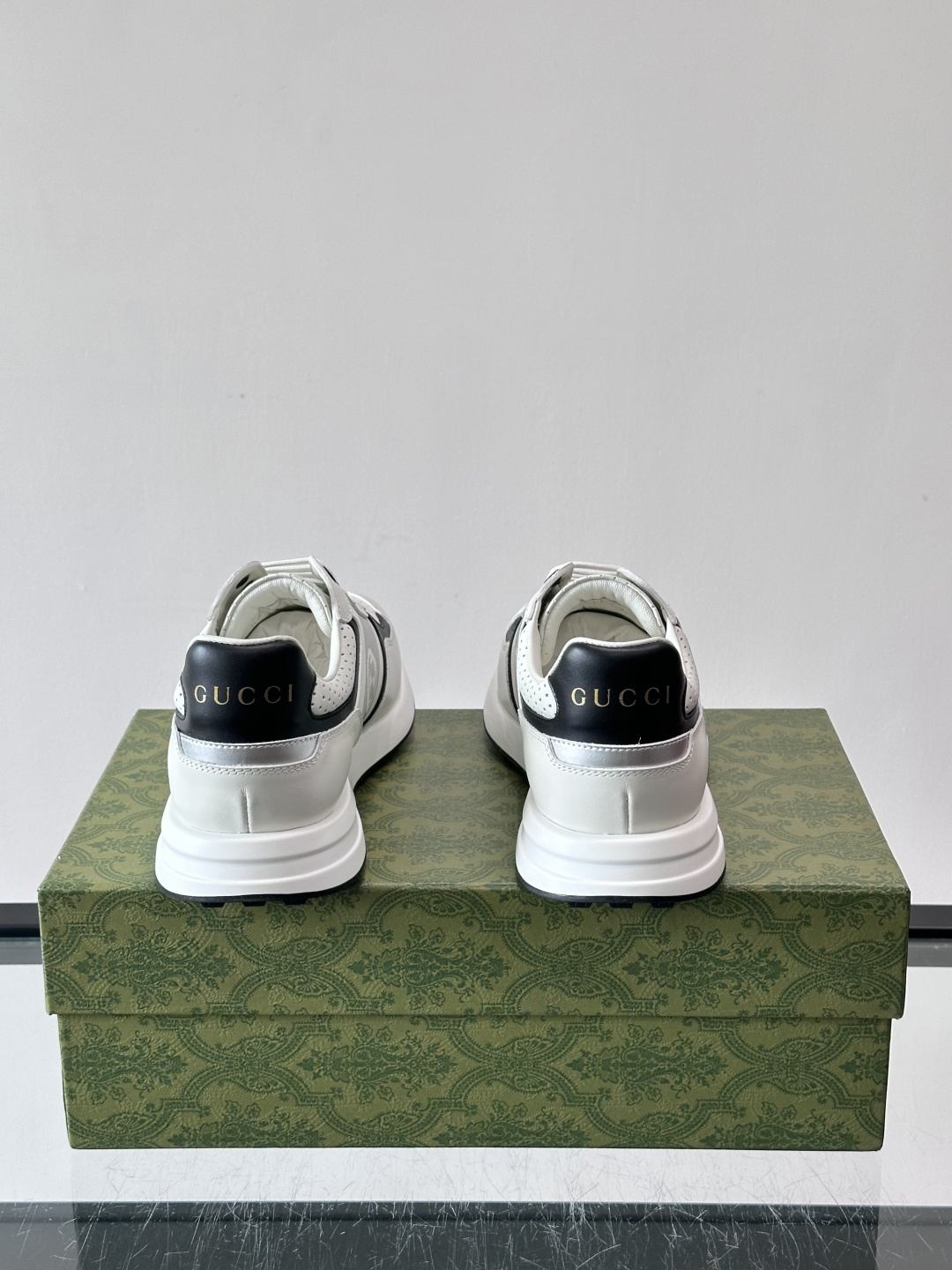 Gucci经典的老爹鞋，采用冲孔与皮革拼接设计，鞋身侧面有品牌标志性双G压印，搭配厚底设计，兼具舒适度与