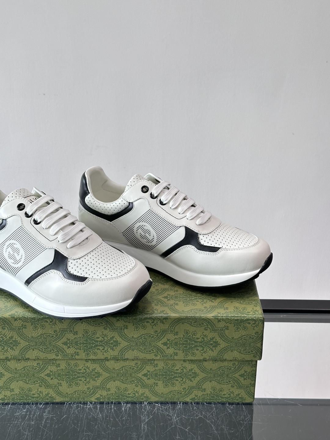 Gucci经典的老爹鞋，采用冲孔与皮革拼接设计，鞋身侧面有品牌标志性双G压印，搭配厚底设计，兼具舒适度与