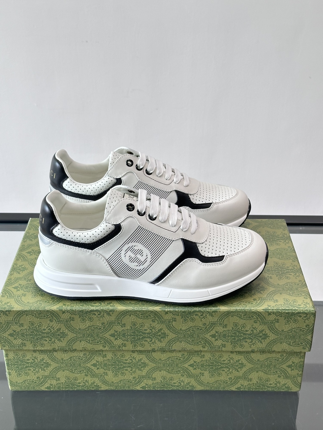 Gucci经典的老爹鞋，采用冲孔与皮革拼接设计，鞋身侧面有品牌标志性双G压印，搭配厚底设计，兼具舒适度与