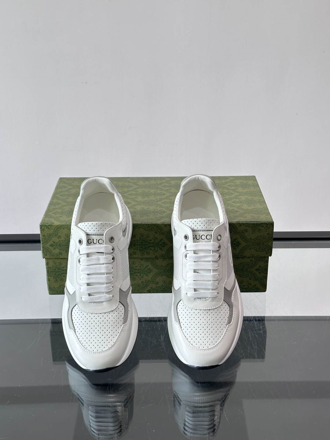 Gucci经典的老爹鞋，采用冲孔与皮革拼接设计，鞋身侧面有品牌标志性双G压印，搭配厚底设计，兼具舒适度与