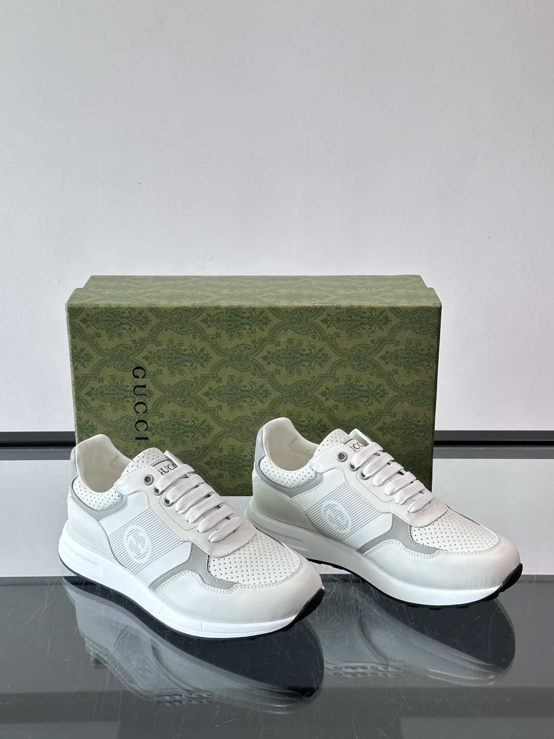 Gucci经典的老爹鞋，采用冲孔与皮革拼接设计，鞋身侧面有品牌标志性双G压印，搭配厚底设计，兼具舒适度与