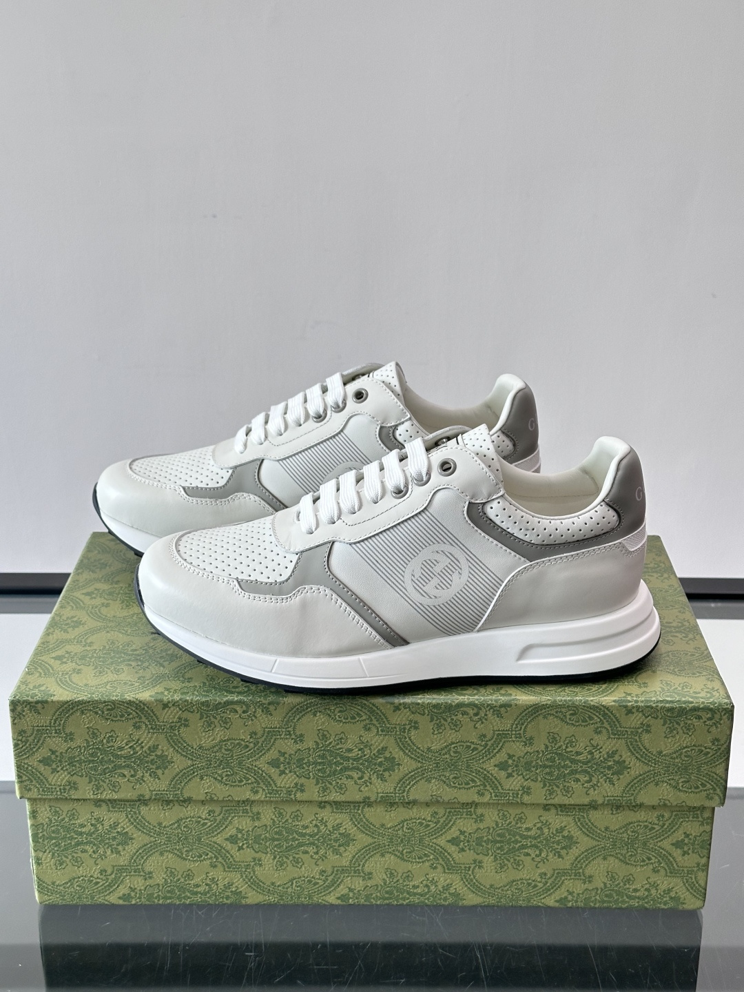 Gucci经典的老爹鞋，采用冲孔与皮革拼接设计，鞋身侧面有品牌标志性双G压印，搭配厚底设计，兼具舒适度与