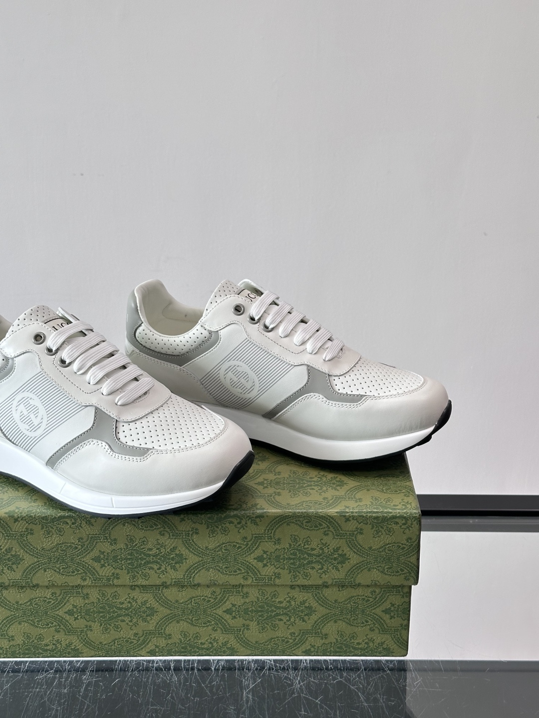 Gucci经典的老爹鞋，采用冲孔与皮革拼接设计，鞋身侧面有品牌标志性双G压印，搭配厚底设计，兼具舒适度与