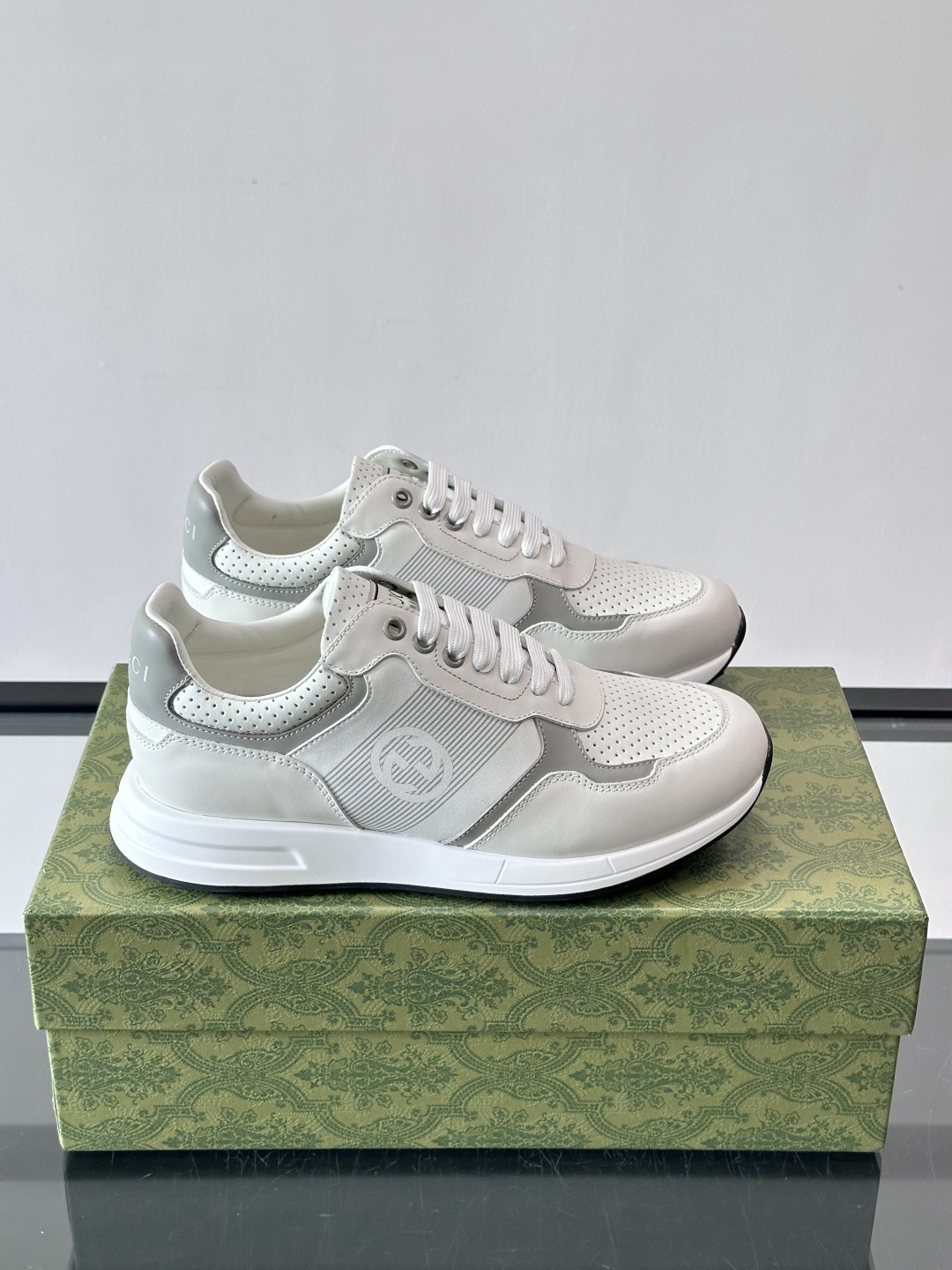 NO:729634,Gucci's classic dad shoes are designed with punching and leather splicing. There is the brand's iconic double G embossing on the side of the shoe body and a thick sole design, which is both comfortable and fashionable. The upper is mainly in off-white and light gray, which is versatile and suitable for creating simple and advanced daily looks. As a shoe with both retro and modern feel, it can easily control a variety of styles, and can be perfectly integrated from casual street to light and sophisticated commuting. , size39-44 (45 customized), gucci19860909Gucci经典的老爹鞋,采用冲孔与皮革拼接设计,鞋身侧面有品牌标志性双G压印,搭配厚底设计,兼具舒适度与时尚感.鞋面以米白和浅灰为主色调,百搭不挑人,适合打造简约高级的日常造型.作为一款兼具复古与现代感的鞋款,它能轻松驾驭多种风格,从休闲街头到轻熟通勤都能完美融入. ,size39-44（45定制）,,gucci,Men's shoes