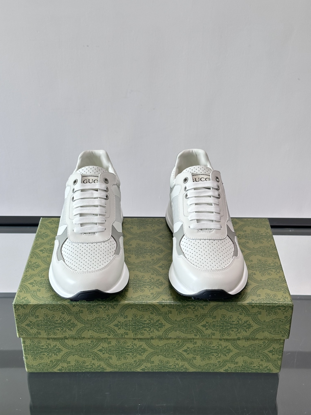 Gucci经典的老爹鞋，采用冲孔与皮革拼接设计，鞋身侧面有品牌标志性双G压印，搭配厚底设计，兼具舒适度与