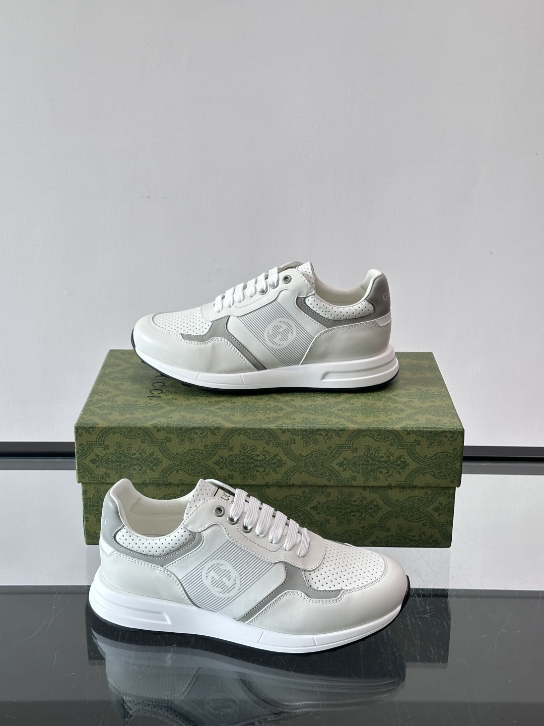 Gucci经典的老爹鞋，采用冲孔与皮革拼接设计，鞋身侧面有品牌标志性双G压印，搭配厚底设计，兼具舒适度与