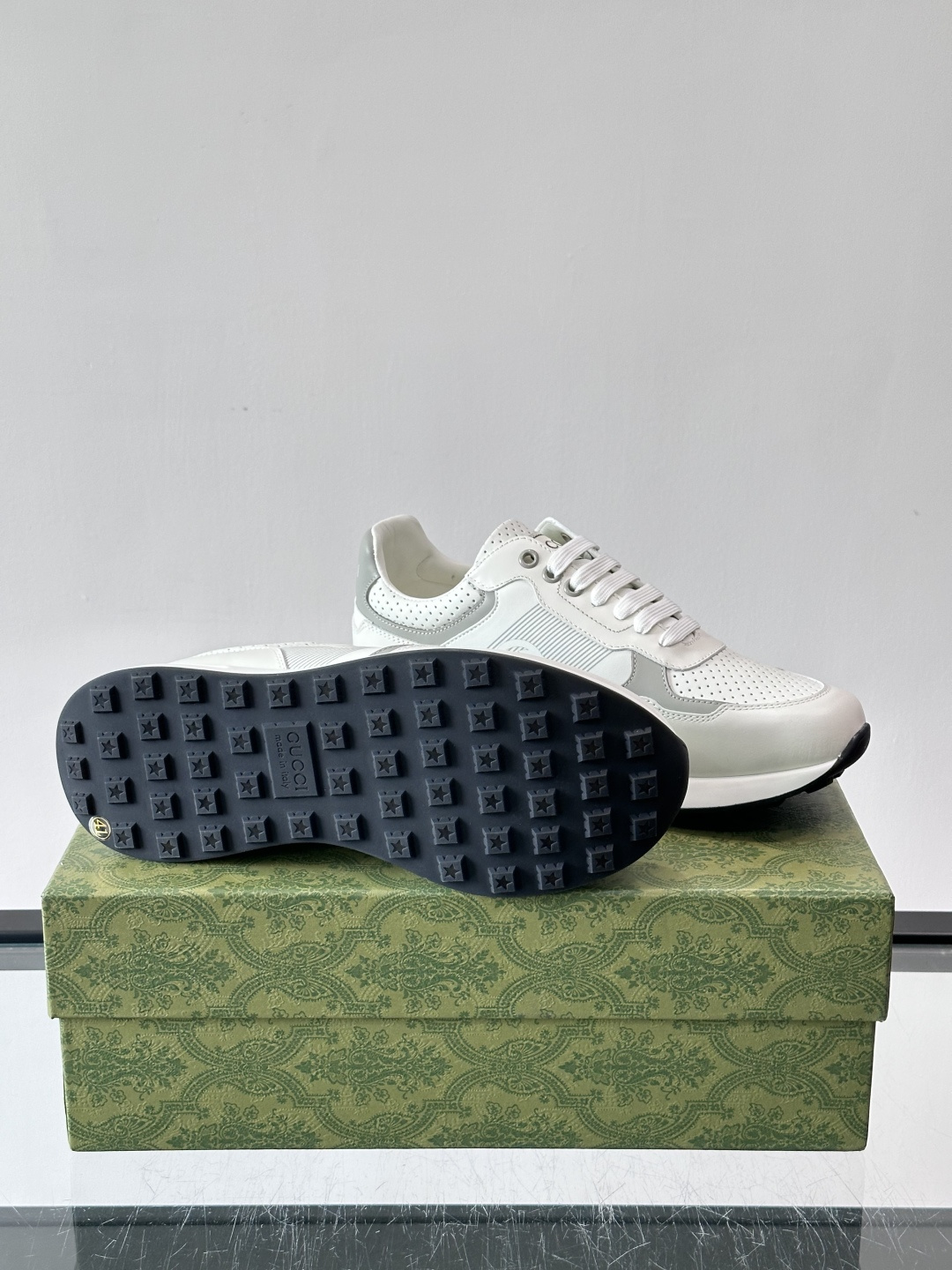 Gucci经典的老爹鞋，采用冲孔与皮革拼接设计，鞋身侧面有品牌标志性双G压印，搭配厚底设计，兼具舒适度与