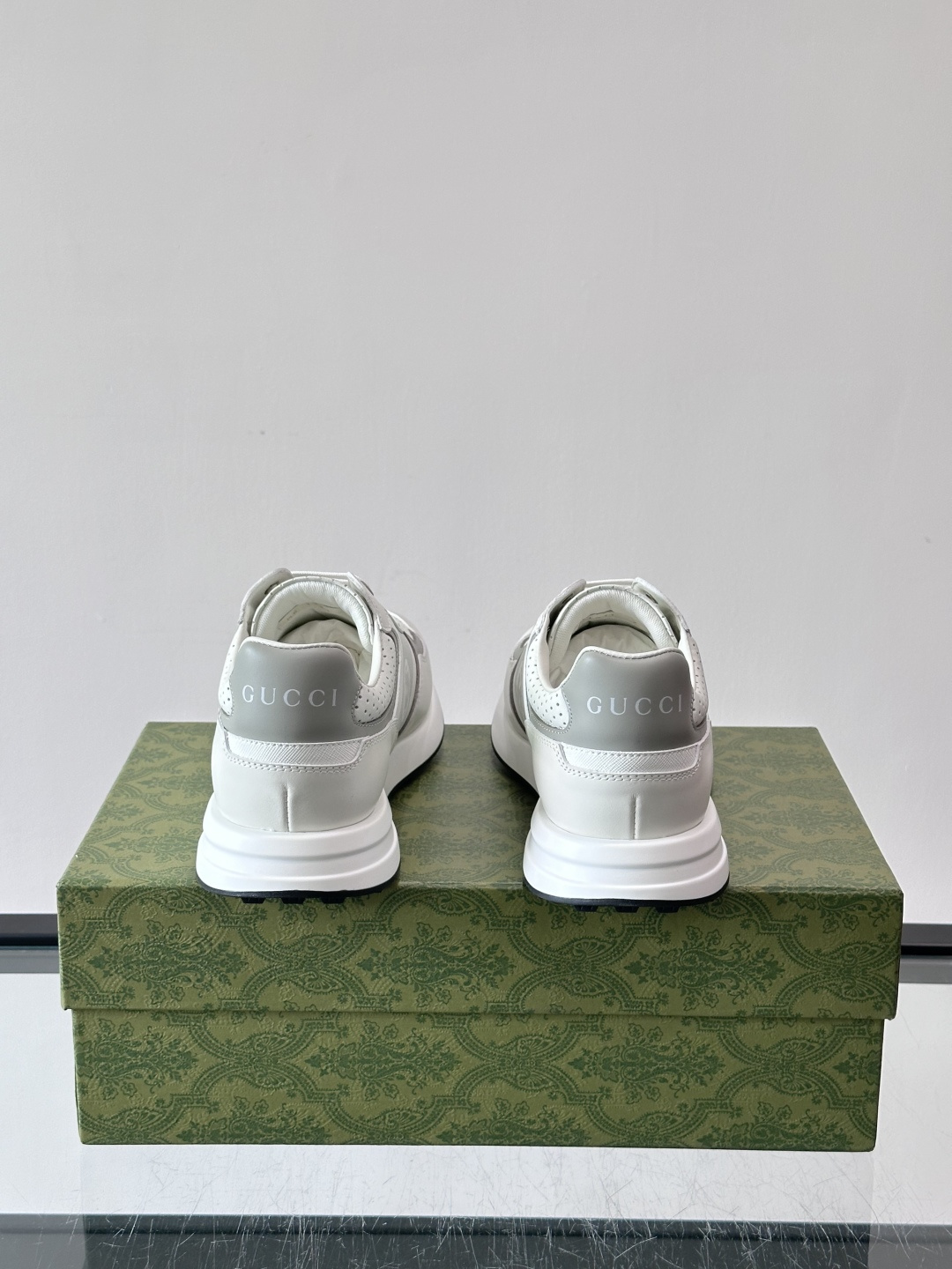 Gucci经典的老爹鞋，采用冲孔与皮革拼接设计，鞋身侧面有品牌标志性双G压印，搭配厚底设计，兼具舒适度与