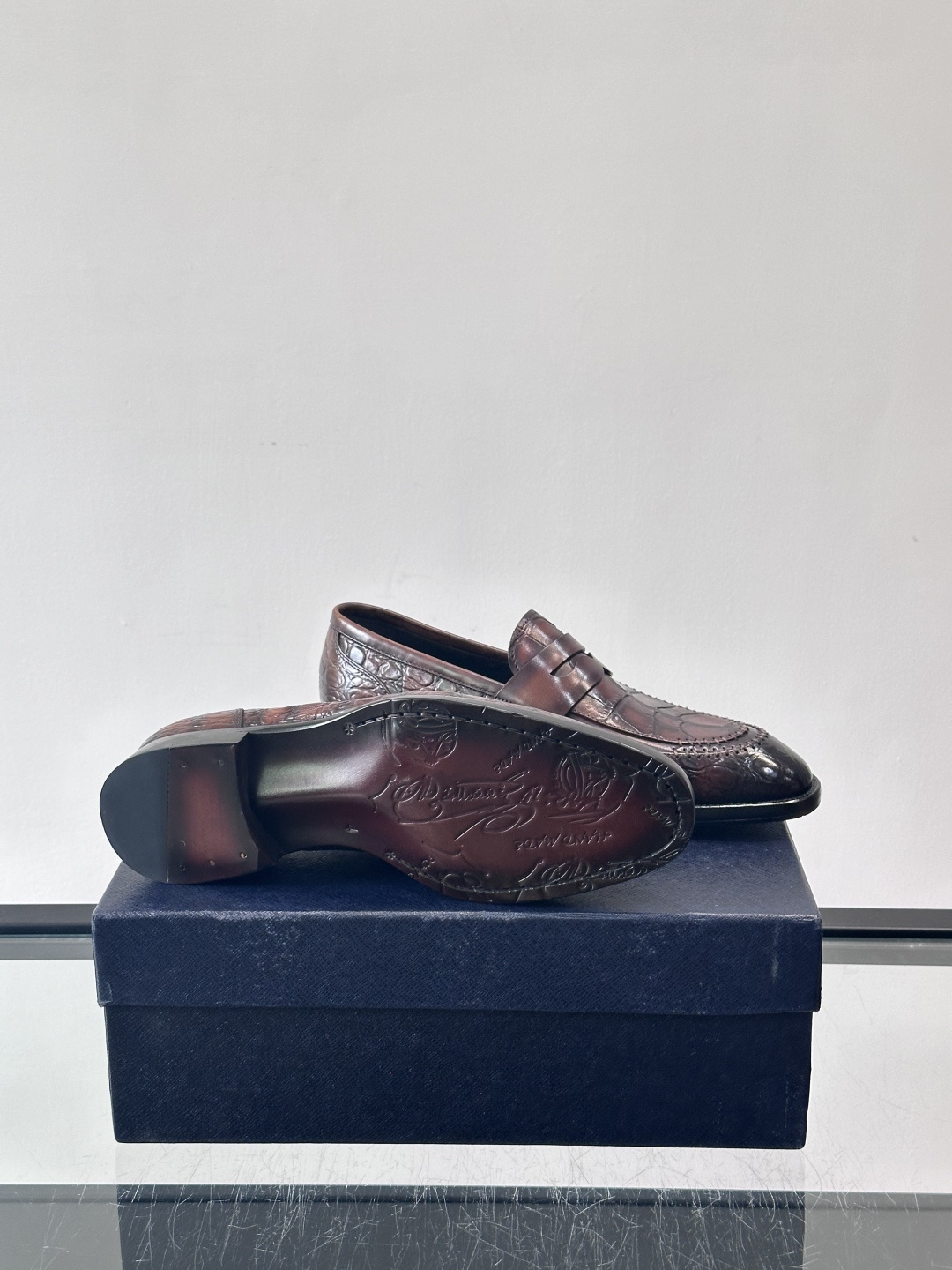 Prada男士复古皮鞋采用优质皮革打造，鞋头处精致的设计，搭配经典的皮质搭扣，整体风格优雅又不失细节感。