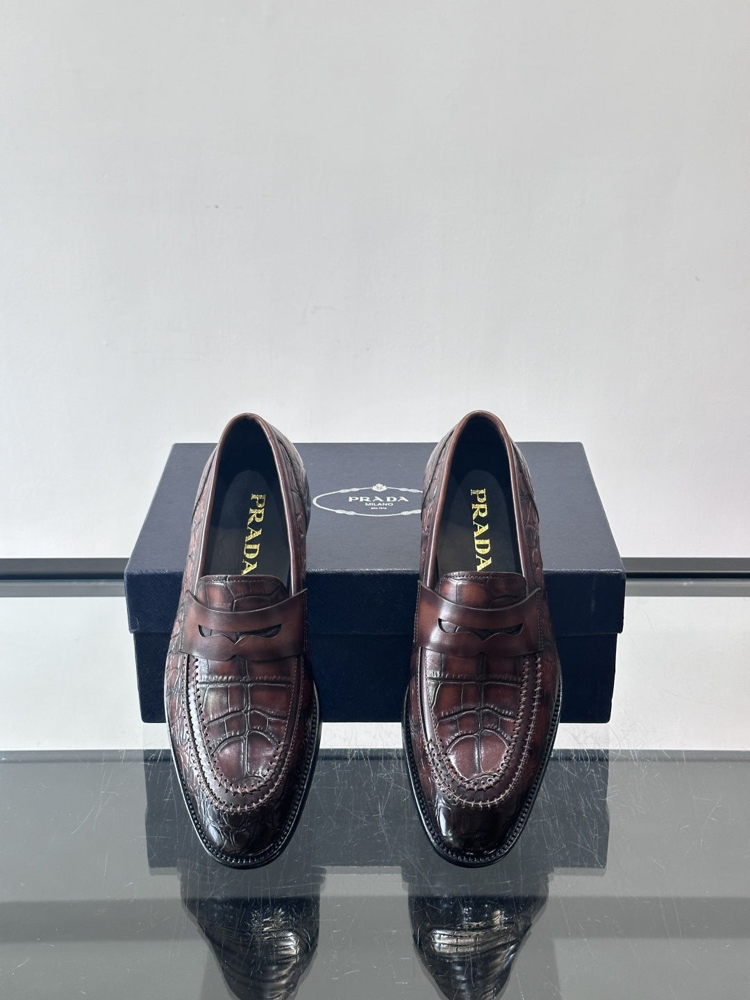 Prada男士复古皮鞋采用优质皮革打造，鞋头处精致的设计，搭配经典的皮质搭扣，整体风格优雅又不失细节感。