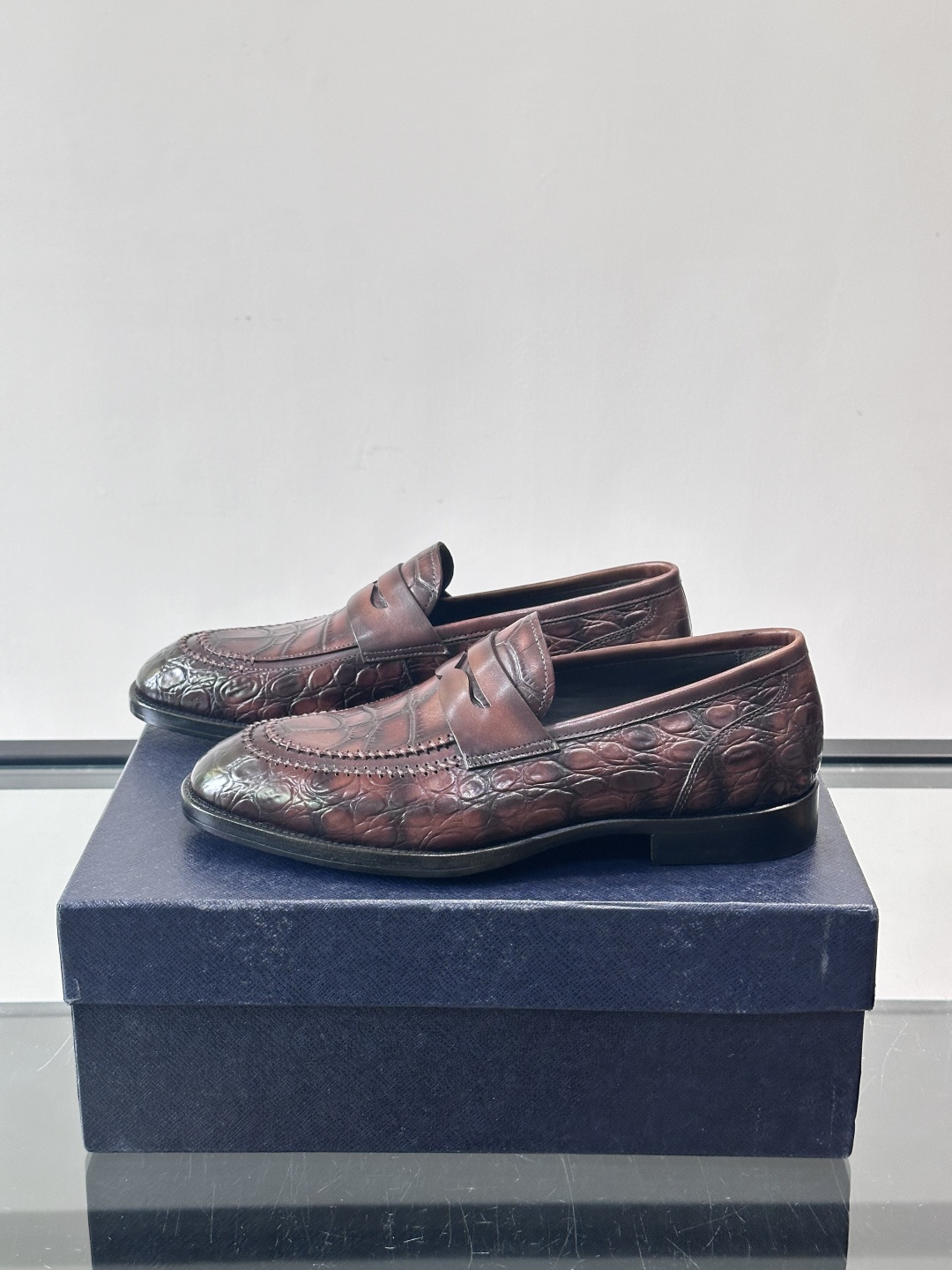 Prada男士复古皮鞋采用优质皮革打造，鞋头处精致的设计，搭配经典的皮质搭扣，整体风格优雅又不失细节感。