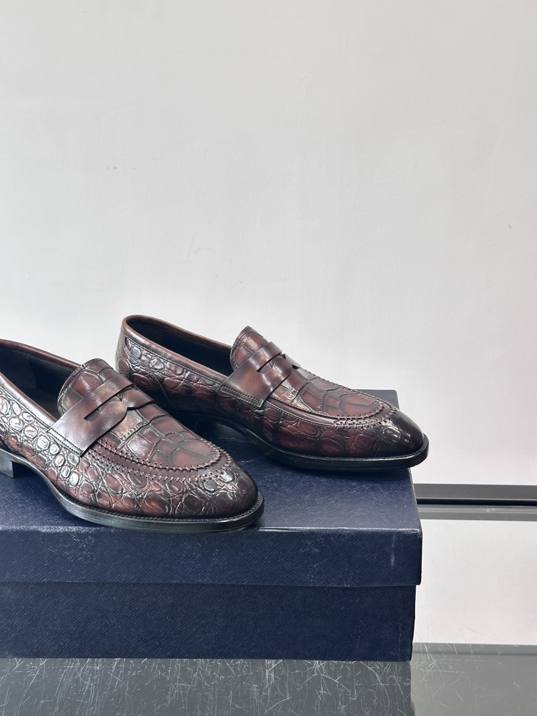 Prada男士复古皮鞋采用优质皮革打造，鞋头处精致的设计，搭配经典的皮质搭扣，整体风格优雅又不失细节感。