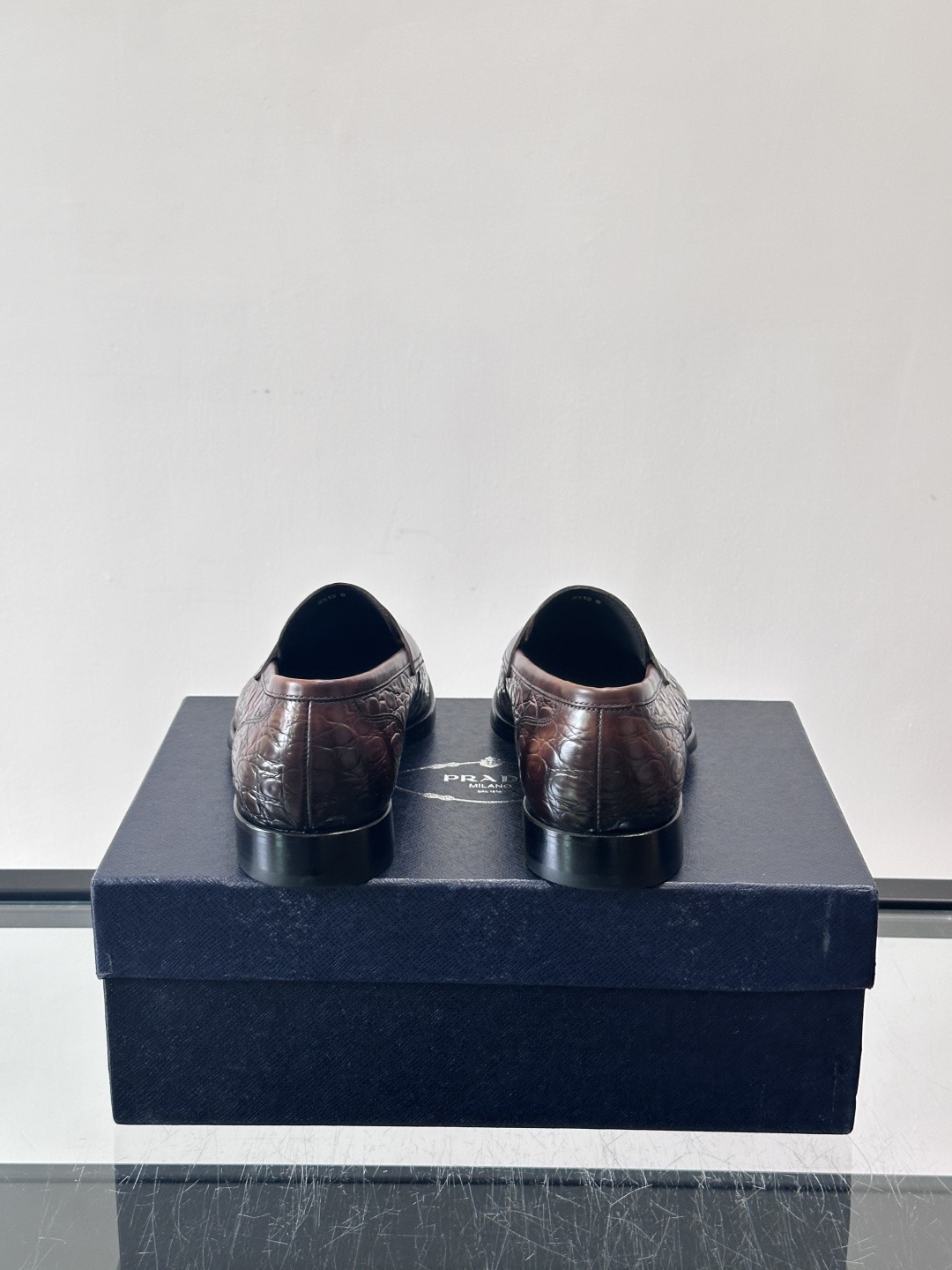 Prada男士复古皮鞋采用优质皮革打造，鞋头处精致的设计，搭配经典的皮质搭扣，整体风格优雅又不失细节感。