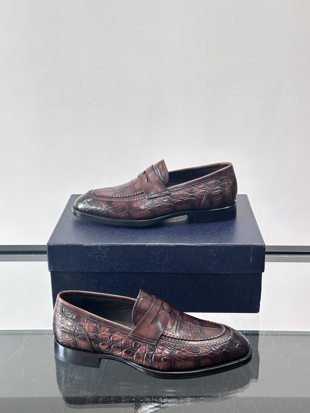 Prada男士复古皮鞋采用优质皮革打造，鞋头处精致的设计，搭配经典的皮质搭扣，整体风格优雅又不失细节感。