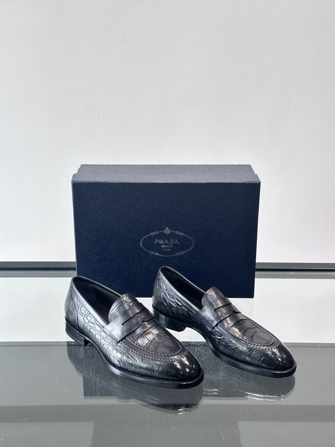 Prada男士复古皮鞋采用优质皮革打造，鞋头处精致的设计，搭配经典的皮质搭扣，整体风格优雅又不失细节感。