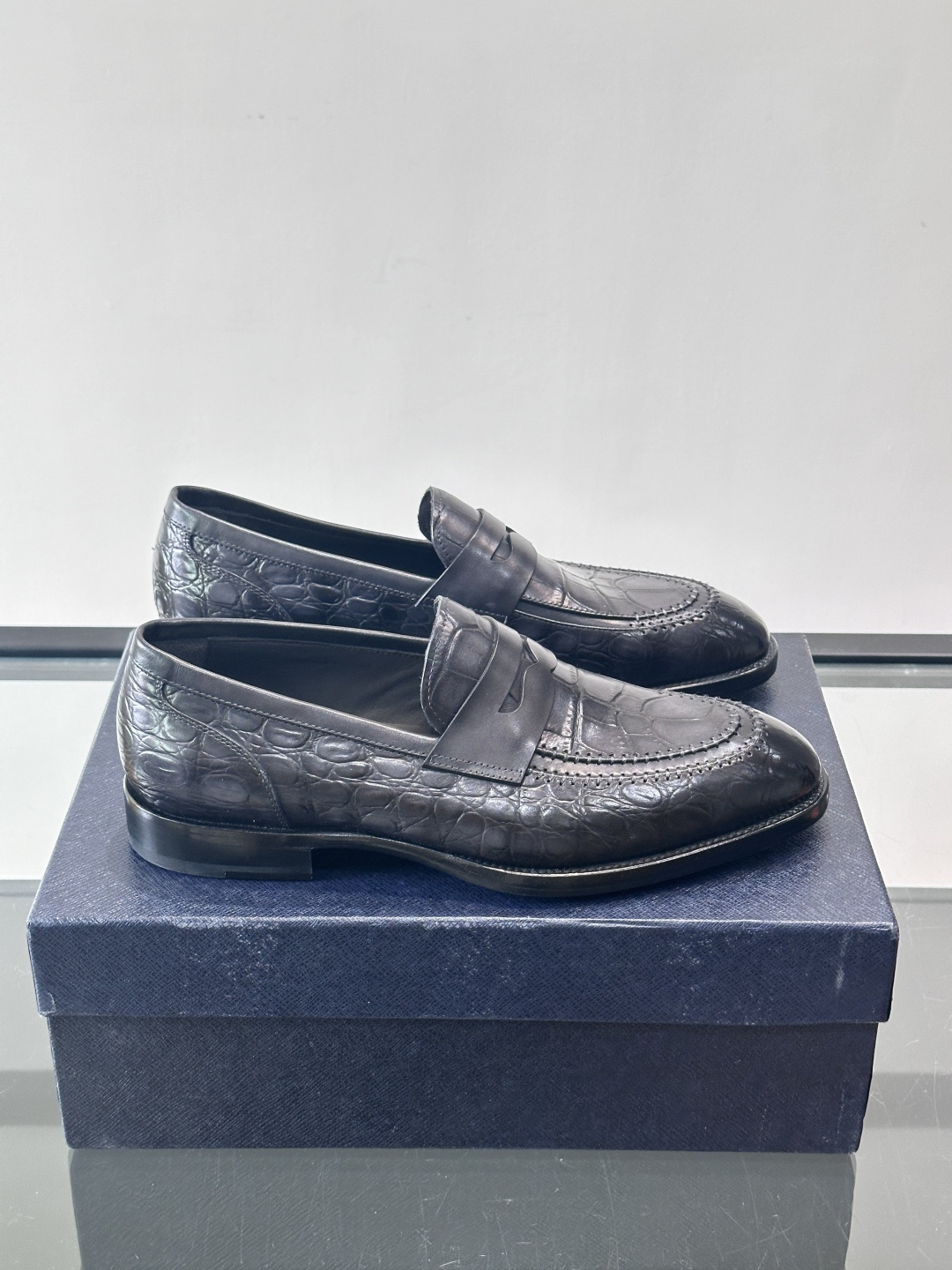 Prada男士复古皮鞋采用优质皮革打造，鞋头处精致的设计，搭配经典的皮质搭扣，整体风格优雅又不失细节感。