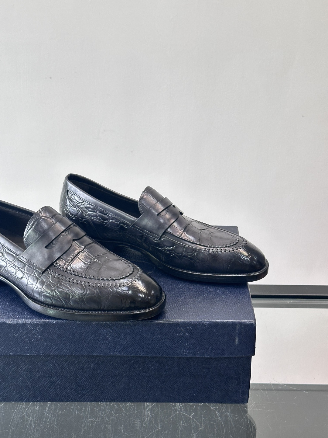 Prada男士复古皮鞋采用优质皮革打造，鞋头处精致的设计，搭配经典的皮质搭扣，整体风格优雅又不失细节感。