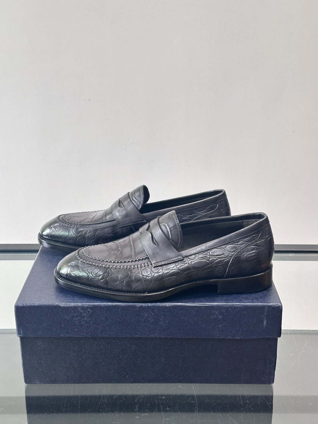 Prada男士复古皮鞋采用优质皮革打造，鞋头处精致的设计，搭配经典的皮质搭扣，整体风格优雅又不失细节感。