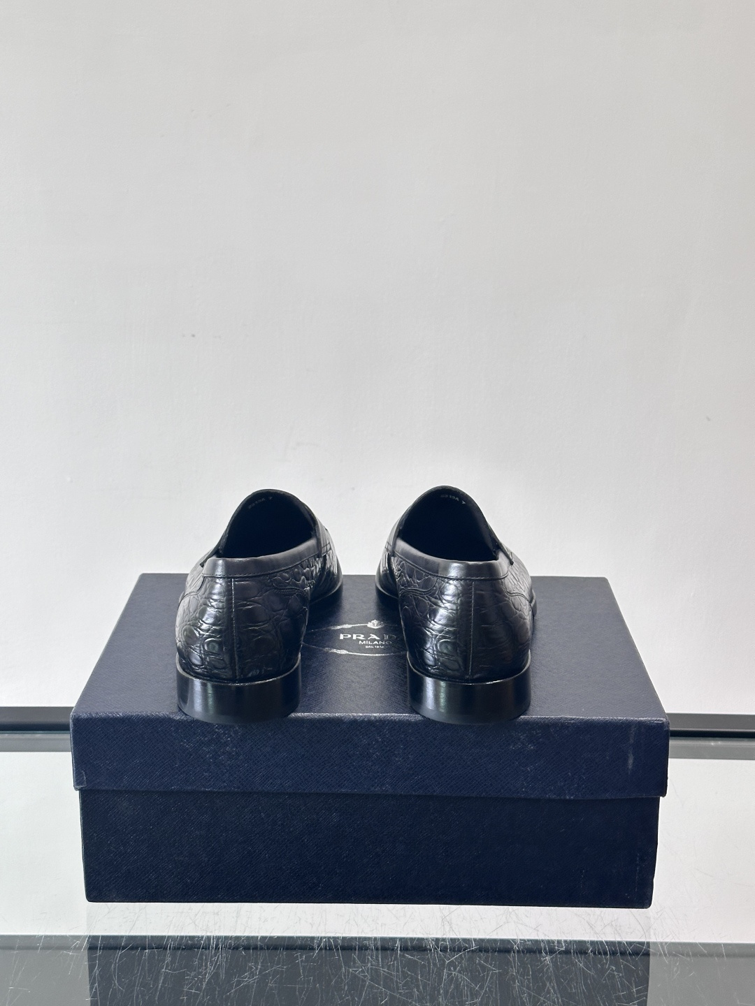 Prada男士复古皮鞋采用优质皮革打造，鞋头处精致的设计，搭配经典的皮质搭扣，整体风格优雅又不失细节感。