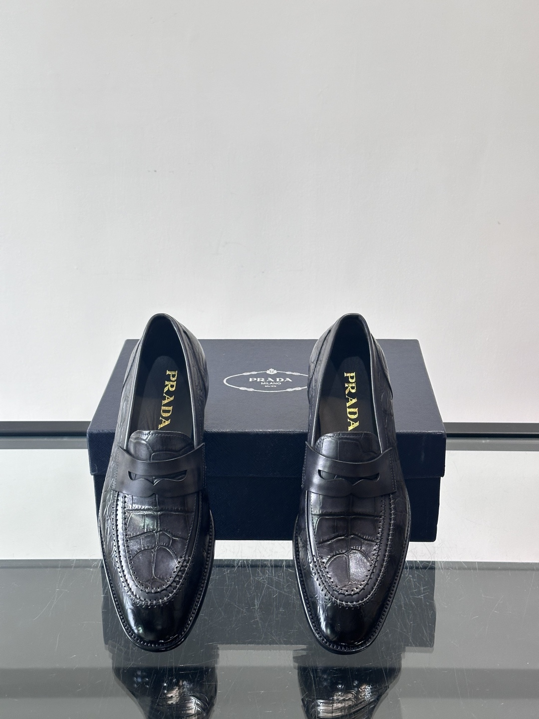 Prada男士复古皮鞋采用优质皮革打造，鞋头处精致的设计，搭配经典的皮质搭扣，整体风格优雅又不失细节感。