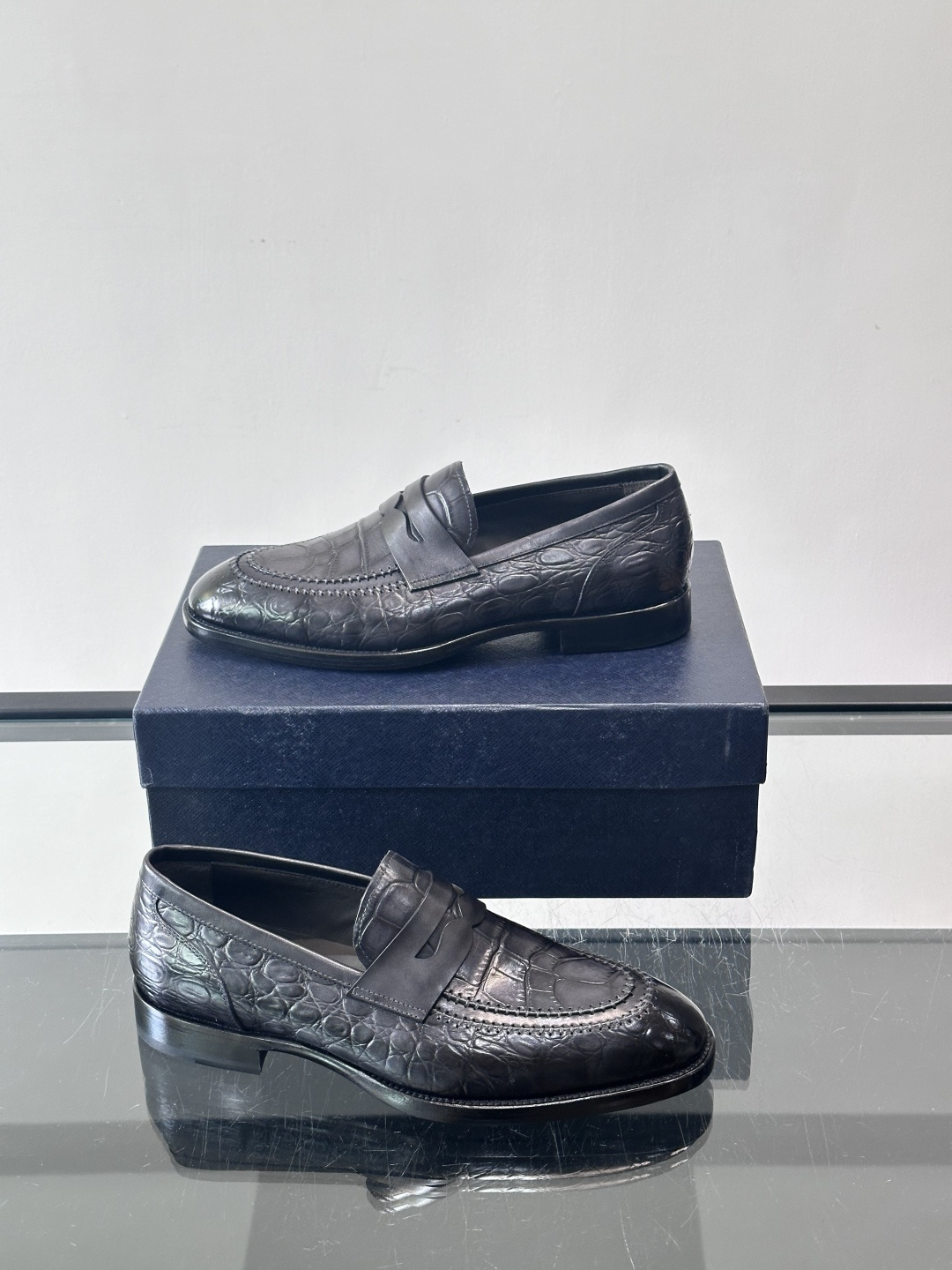 Prada男士复古皮鞋采用优质皮革打造，鞋头处精致的设计，搭配经典的皮质搭扣，整体风格优雅又不失细节感。