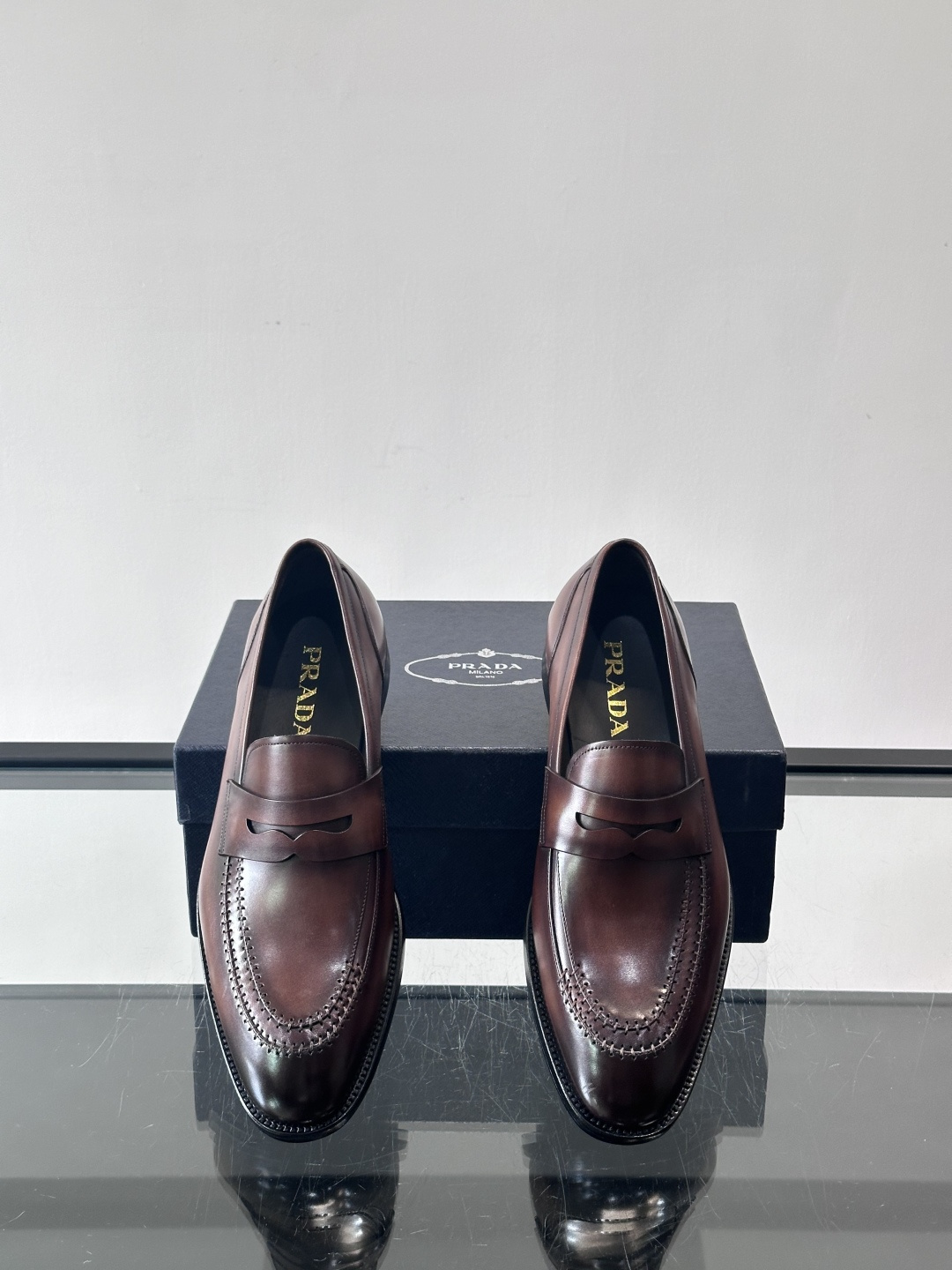 ✨Prada男士皮鞋，选用优质小牛皮，亮面光泽质感满分，简约大方又带点复古气息。经典一脚蹬设计真皮大底，