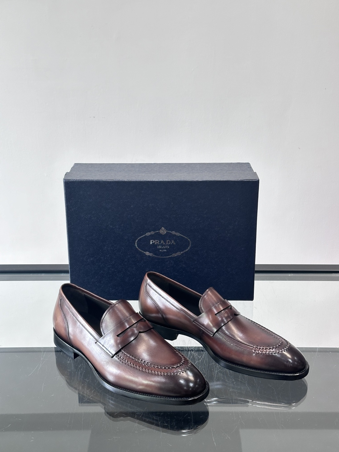 ✨Prada男士皮鞋，选用优质小牛皮，亮面光泽质感满分，简约大方又带点复古气息。经典一脚蹬设计真皮大底，