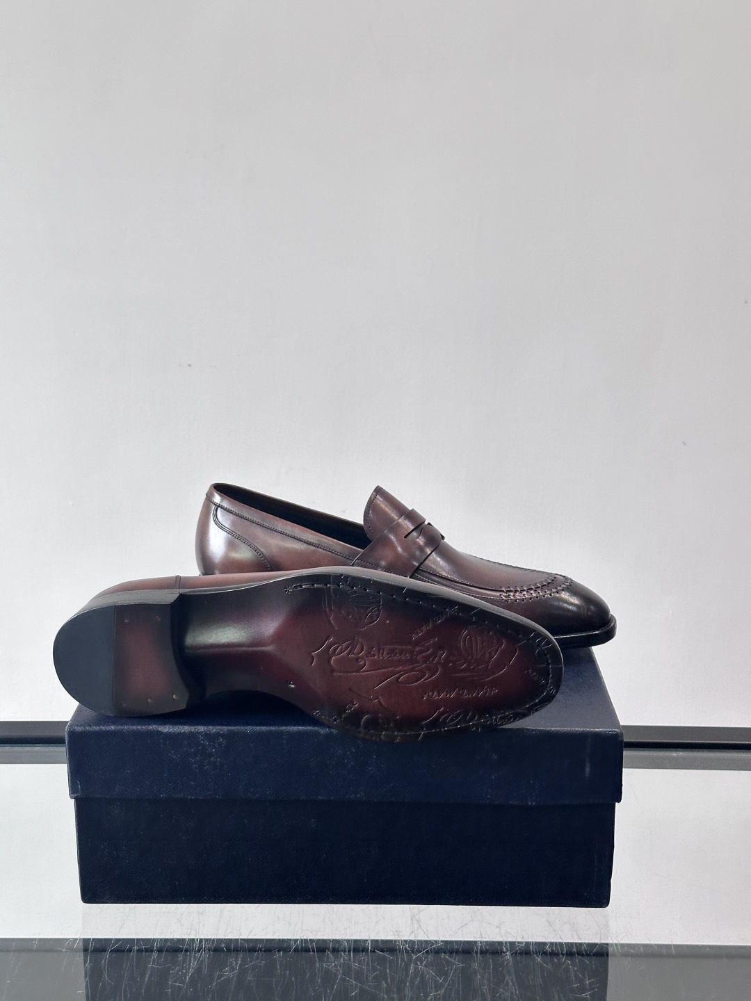 ✨Prada男士皮鞋，选用优质小牛皮，亮面光泽质感满分，简约大方又带点复古气息。经典一脚蹬设计真皮大底，