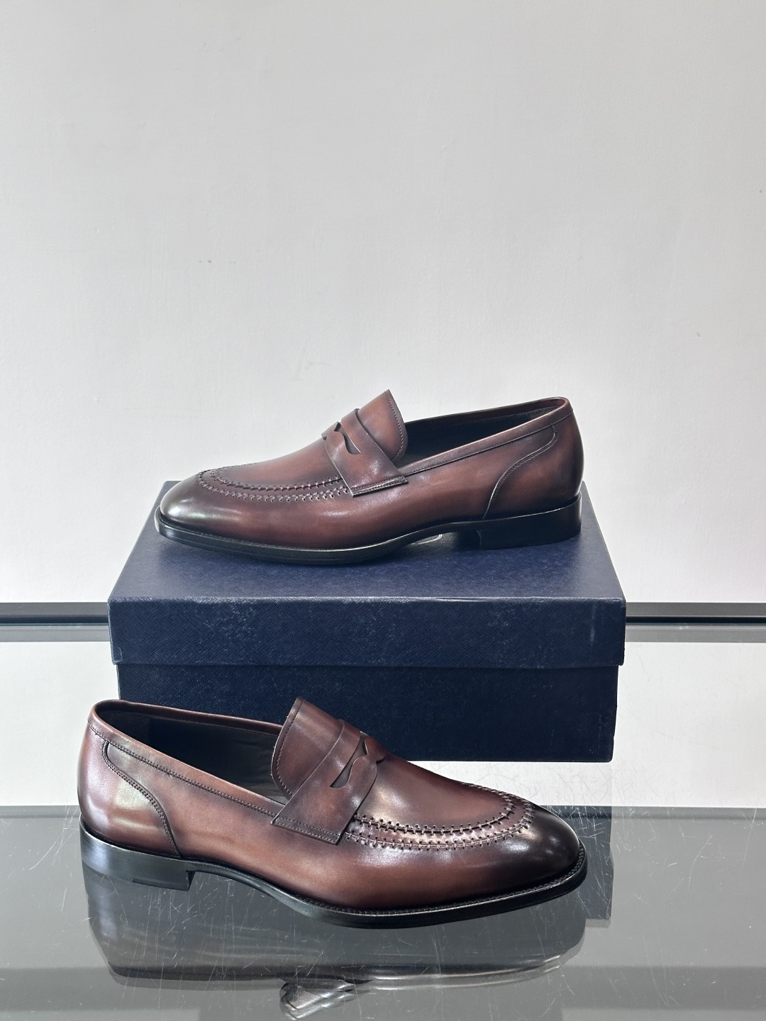 ✨Prada男士皮鞋，选用优质小牛皮，亮面光泽质感满分，简约大方又带点复古气息。经典一脚蹬设计真皮大底，