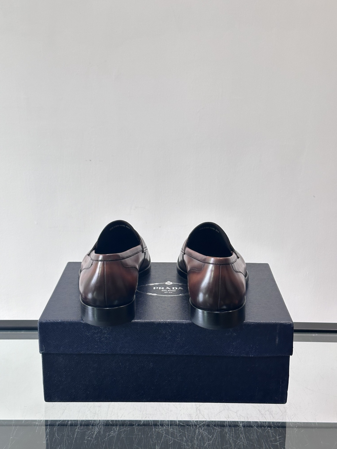 ✨Prada男士皮鞋，选用优质小牛皮，亮面光泽质感满分，简约大方又带点复古气息。经典一脚蹬设计真皮大底，