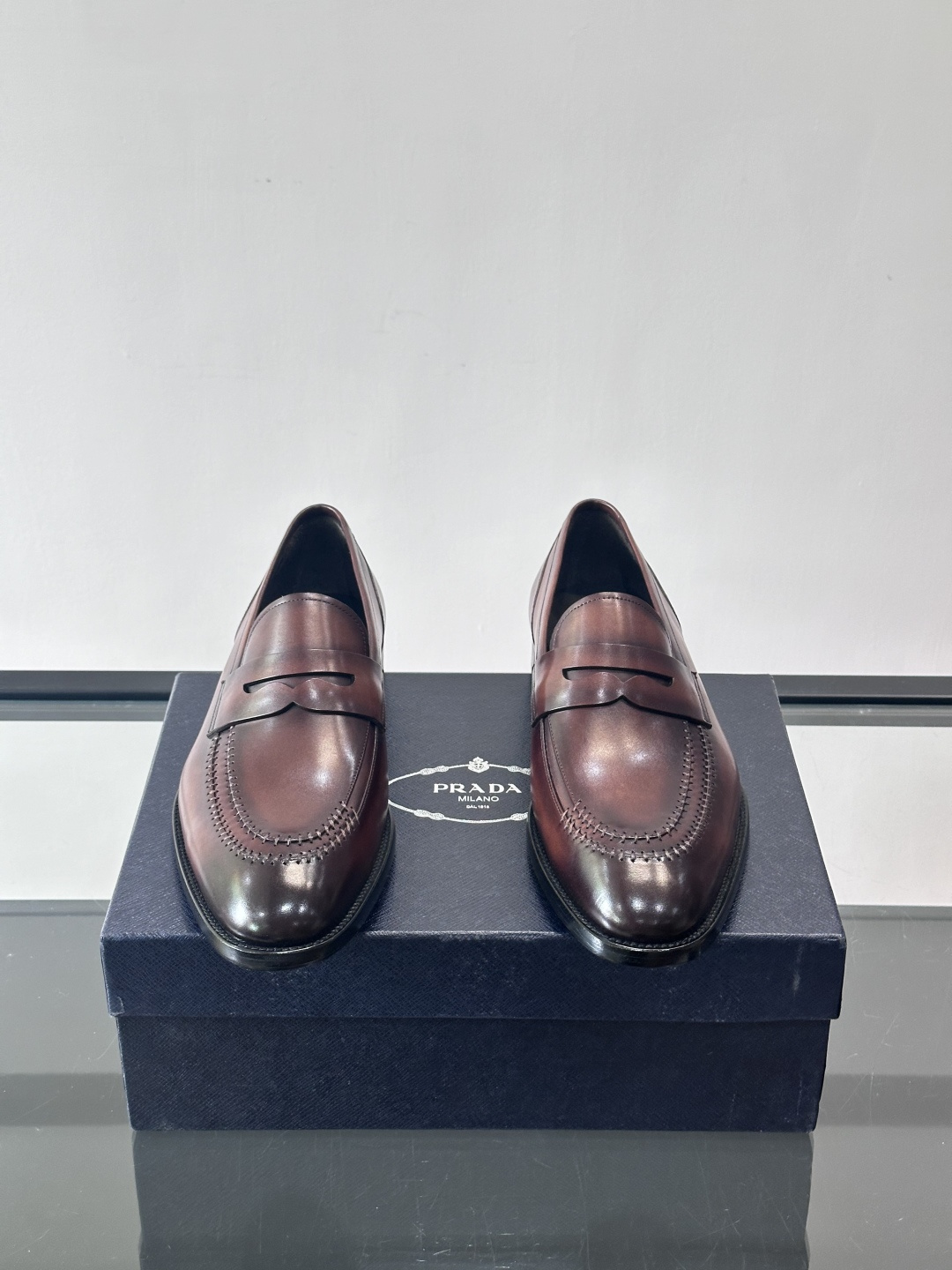 ✨Prada男士皮鞋，选用优质小牛皮，亮面光泽质感满分，简约大方又带点复古气息。经典一脚蹬设计真皮大底，