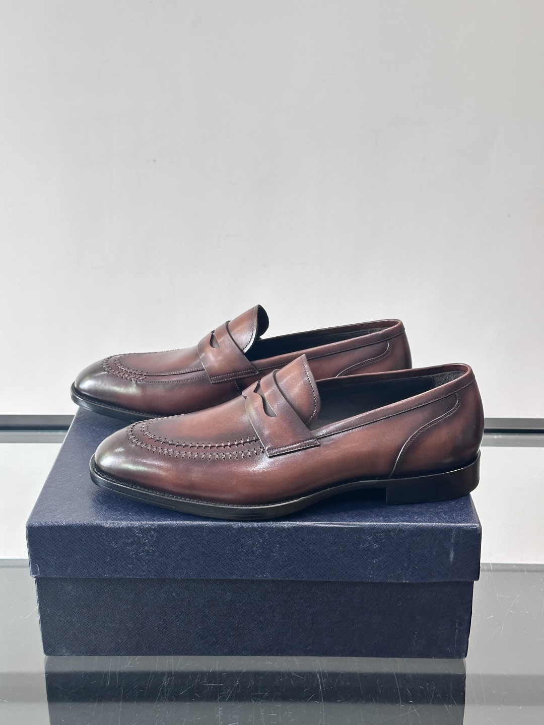 ✨Prada男士皮鞋，选用优质小牛皮，亮面光泽质感满分，简约大方又带点复古气息。经典一脚蹬设计真皮大底，